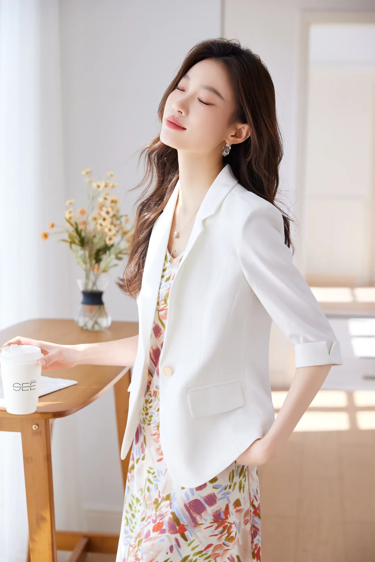 PN5000-3 เสื้อเบลเซอร์ผู้หญิงสีขาวปกป้านแต่งกระดุมทองแขนสามส่วน