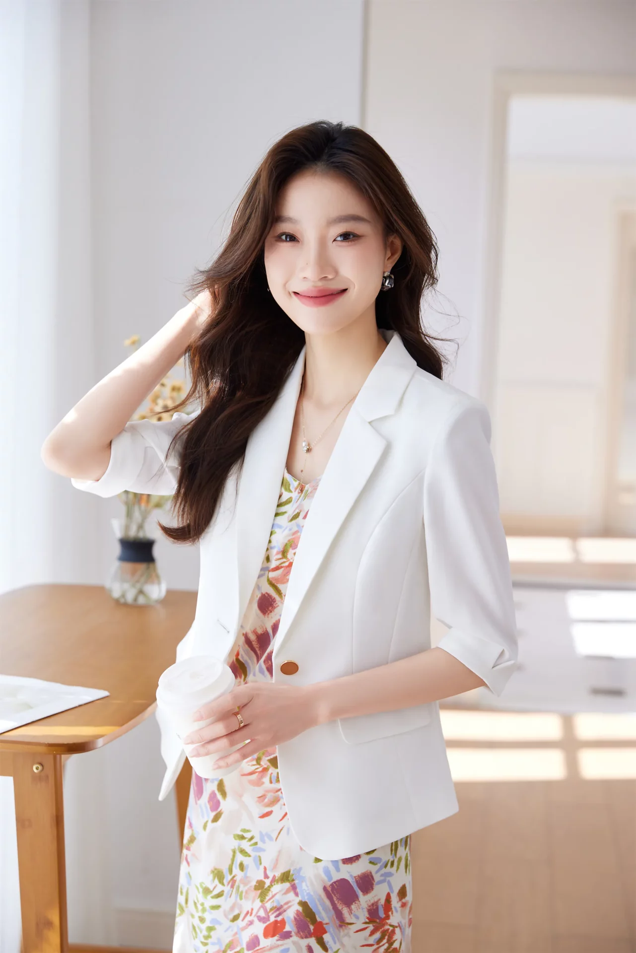 PN5000-4 เสื้อเบลเซอร์ผู้หญิงสีขาวปกป้านแต่งกระดุมทองแขนสามส่วน