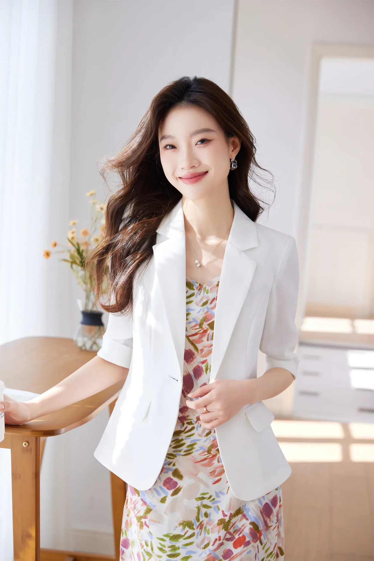 PN5000-5 เสื้อเบลเซอร์ผู้หญิงสีขาวปกป้านแต่งกระดุมทองแขนสามส่วน