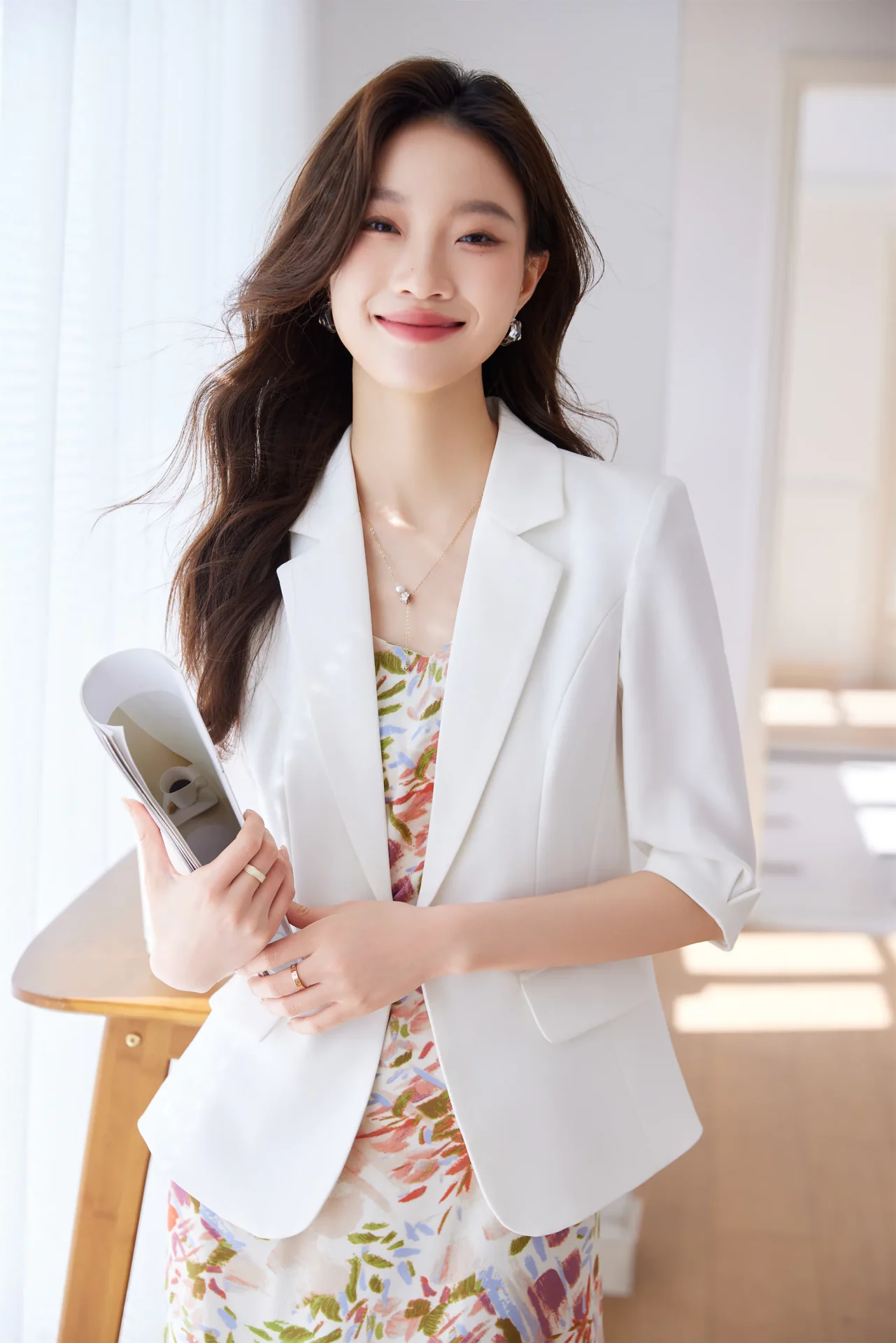 PN5000-6 เสื้อเบลเซอร์ผู้หญิงสีขาวปกป้านแต่งกระดุมทองแขนสามส่วน