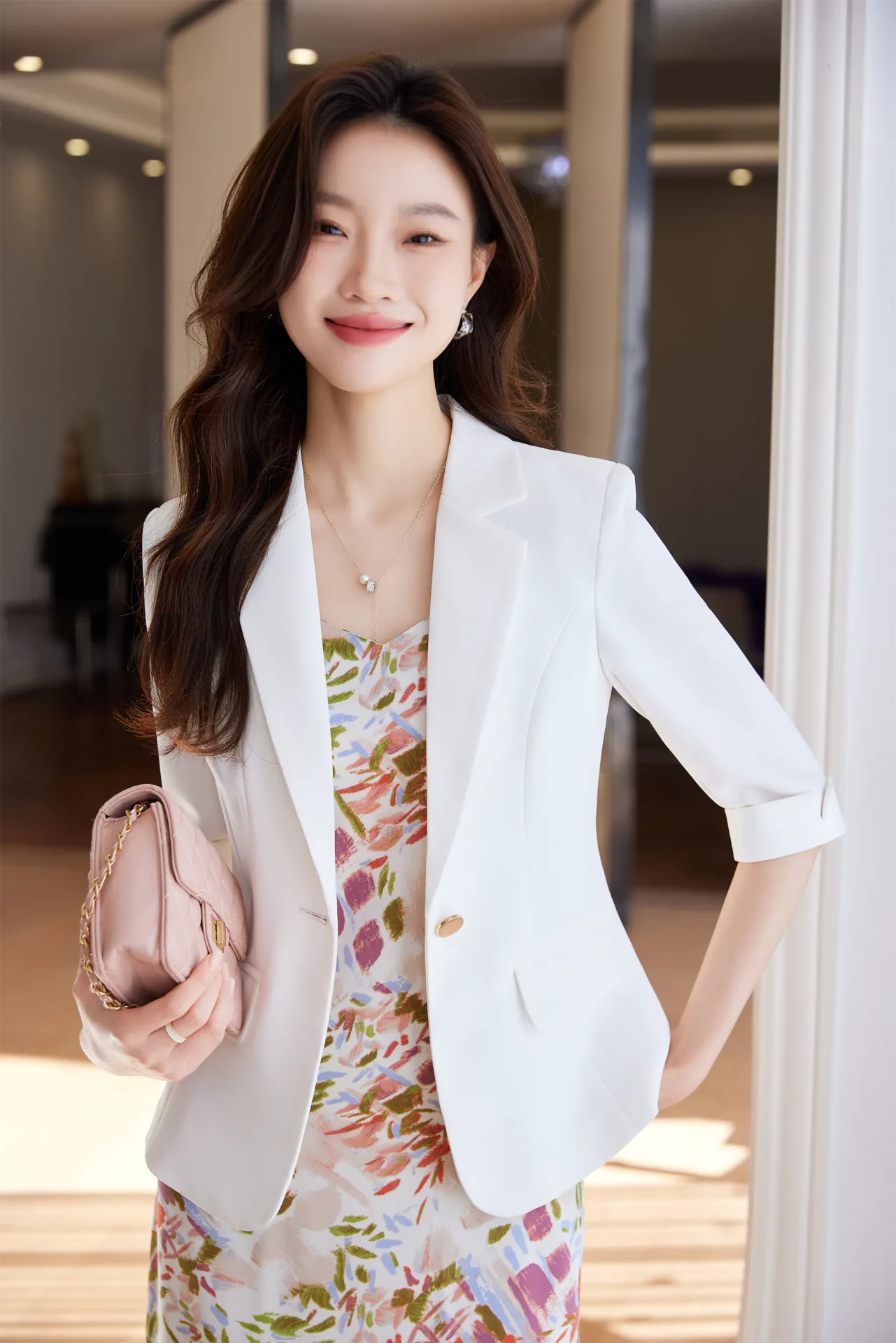 PN5000-7 เสื้อเบลเซอร์ผู้หญิงสีขาวปกป้านแต่งกระดุมทองแขนสามส่วน