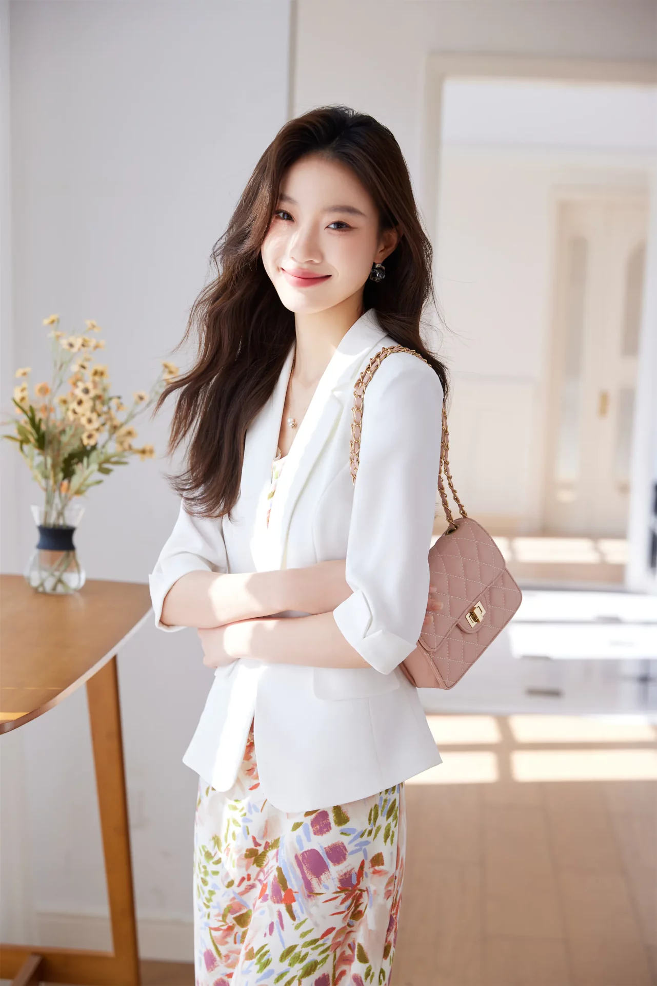 PN5000-8 เสื้อเบลเซอร์ผู้หญิงสีขาวปกป้านแต่งกระดุมทองแขนสามส่วน