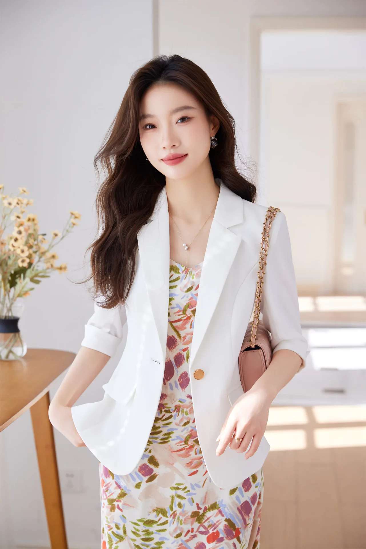 PN5000-9 เสื้อเบลเซอร์ผู้หญิงสีขาวปกป้านแต่งกระดุมทองแขนสามส่วน