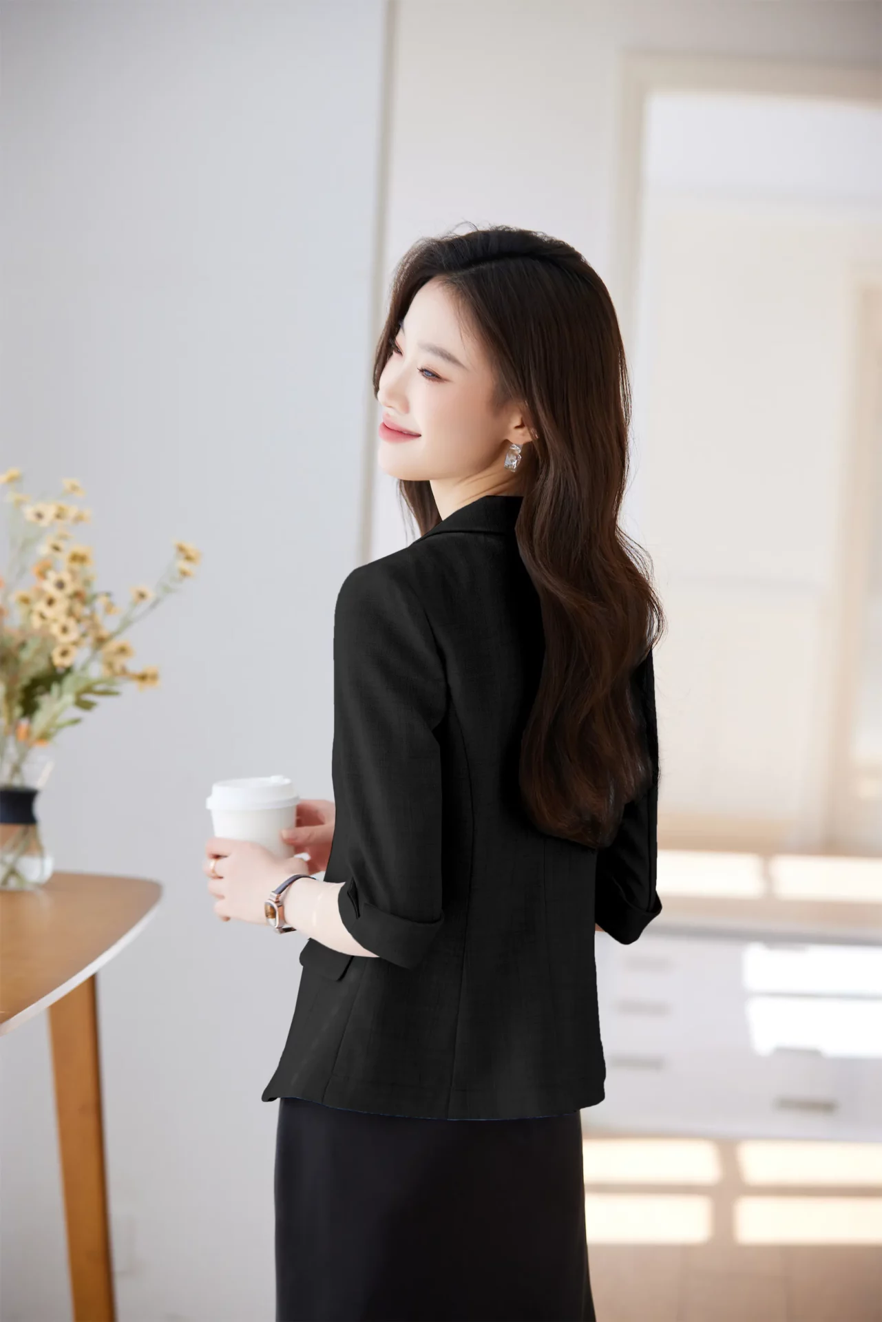 PN5001-2 เสื้อเบลเซอร์ผู้หญิงสีดำปกป้านแต่งกระดุมทองแขนสามส่วน