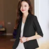 เสื้อเบลเซอร์ผู้หญิงสีดำปกป้านแต่งกระดุมทองแขนสามส่วน