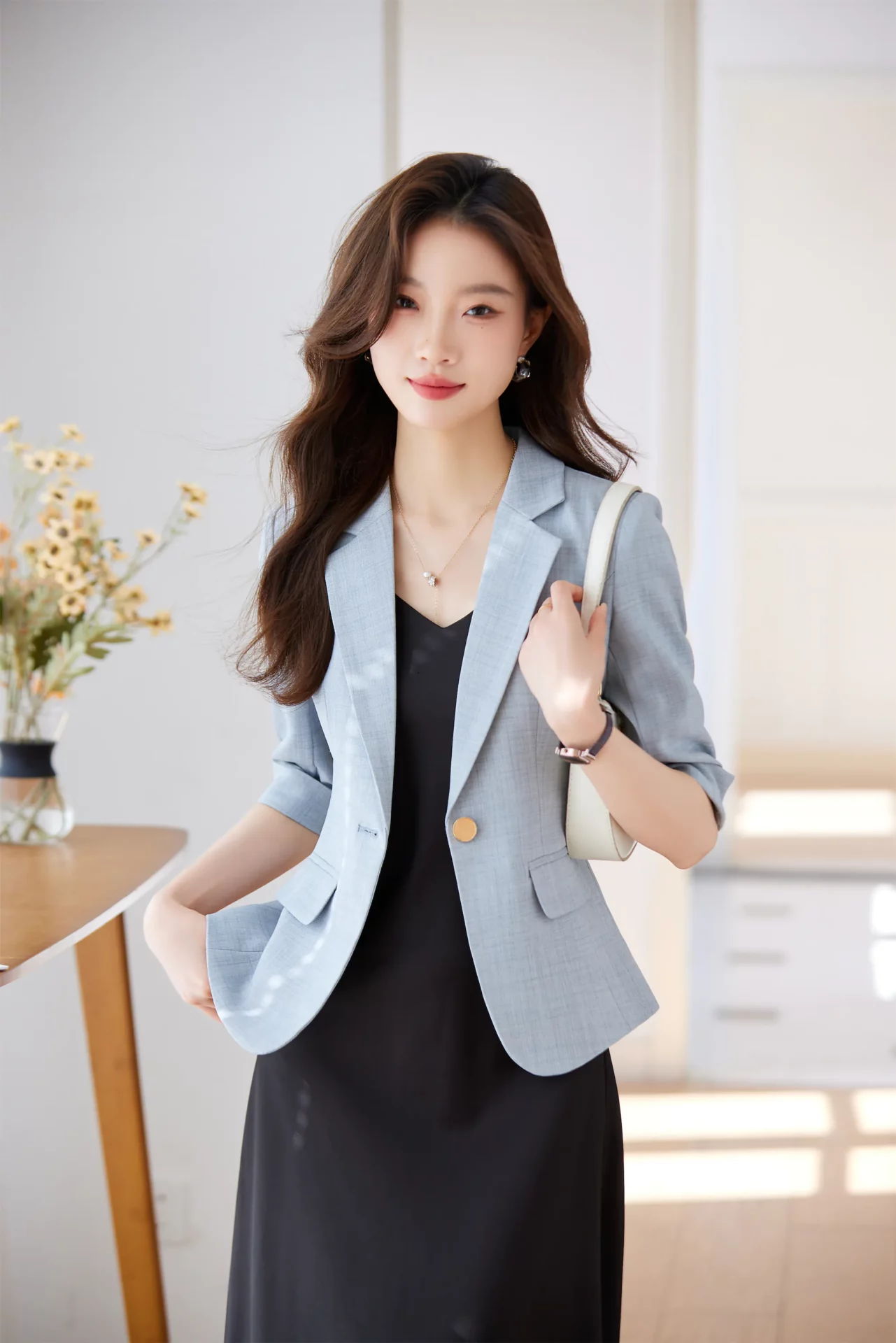 PN5002-1 เสื้อเบลเซอร์ผู้หญิงสีเทาอบฟ้าปกป้านแต่งกระดุมทองแขนสามส่วน