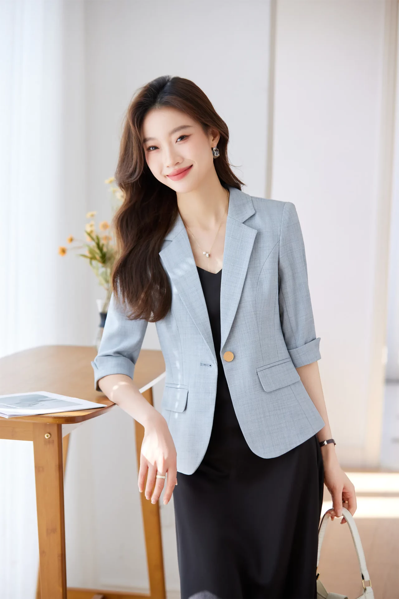 PN5002-2 เสื้อเบลเซอร์ผู้หญิงสีเทาอบฟ้าปกป้านแต่งกระดุมทองแขนสามส่วน