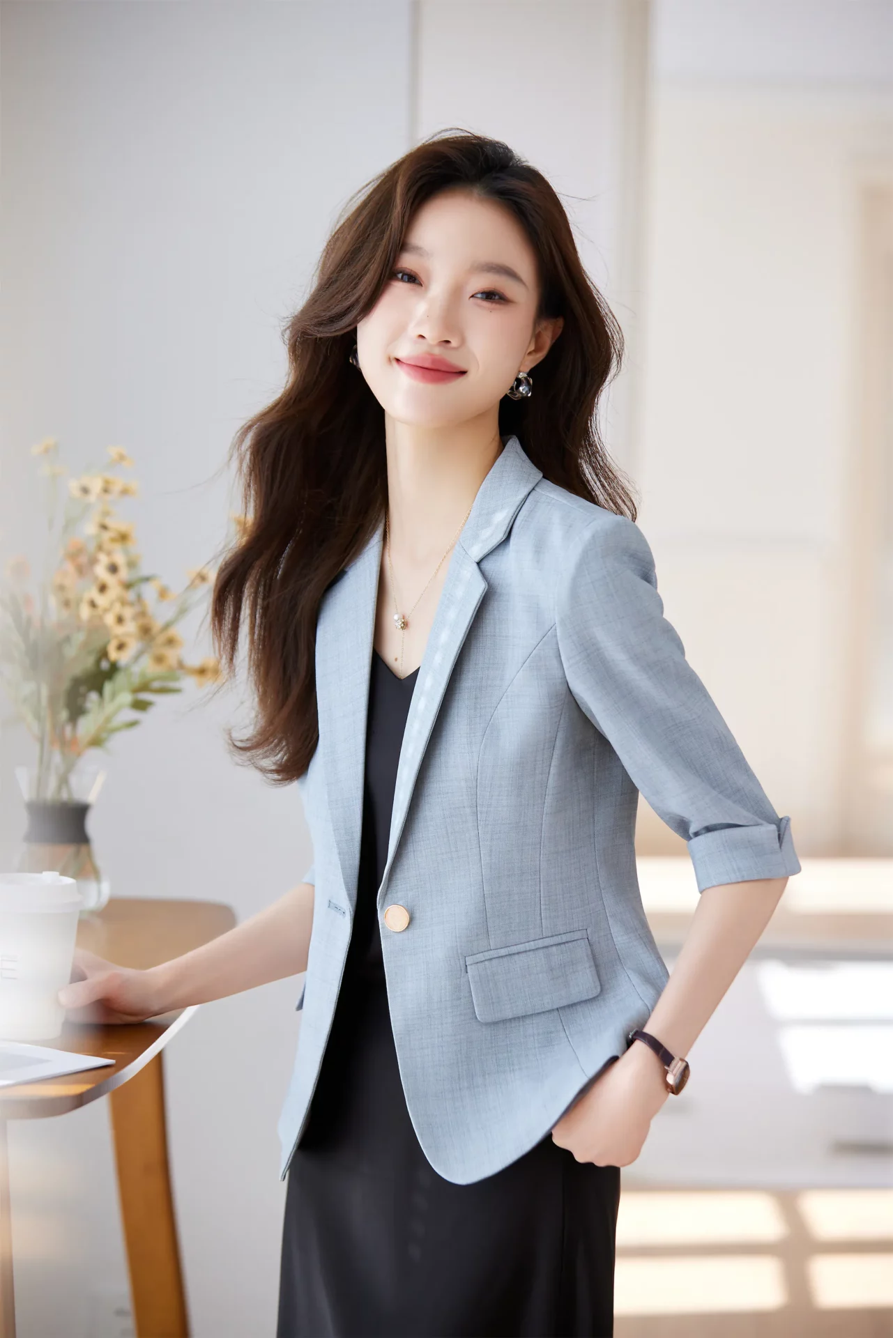 PN5002-4 เสื้อเบลเซอร์ผู้หญิงสีเทาอบฟ้าปกป้านแต่งกระดุมทองแขนสามส่วน