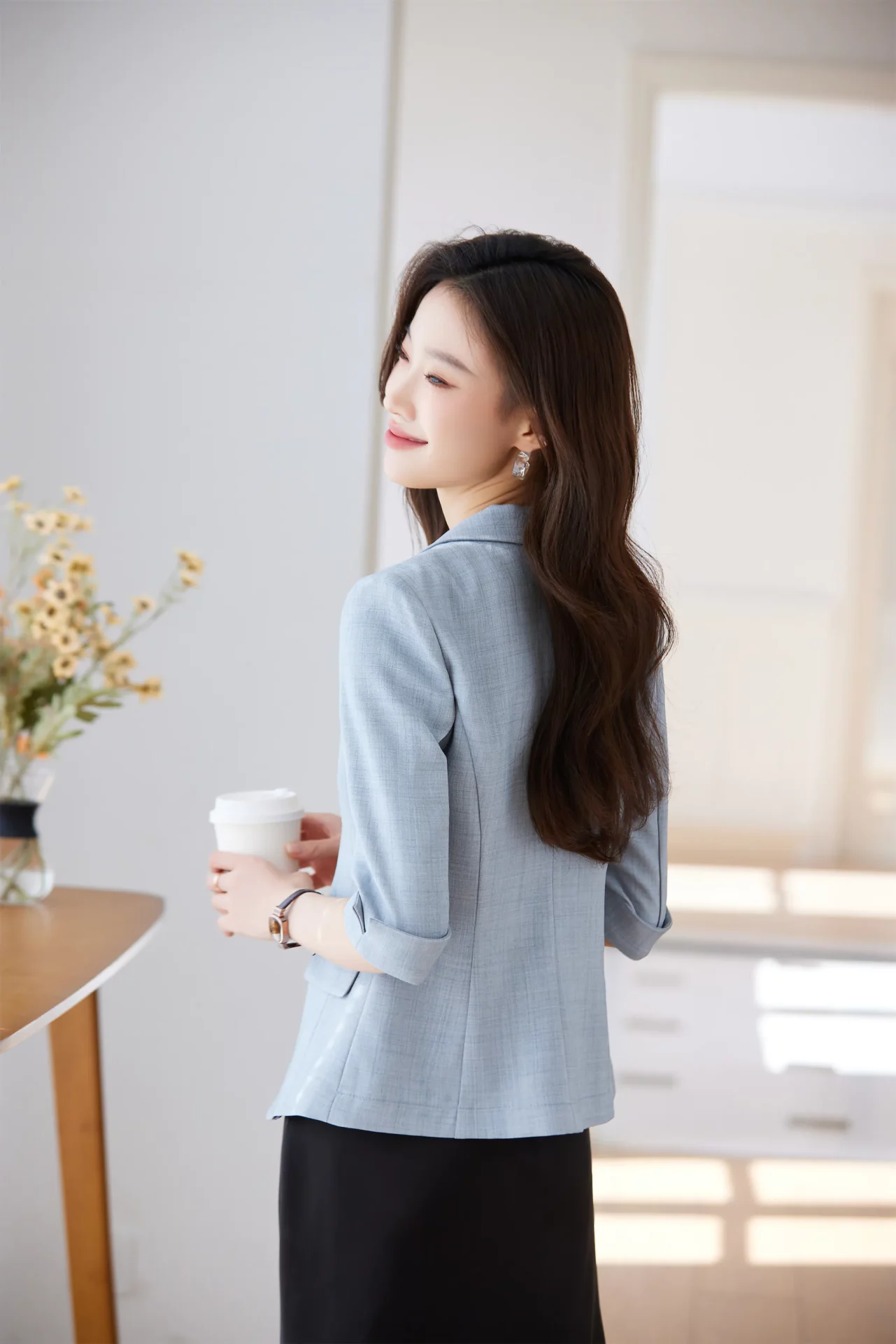 PN5002-5 เสื้อเบลเซอร์ผู้หญิงสีเทาอบฟ้าปกป้านแต่งกระดุมทองแขนสามส่วน