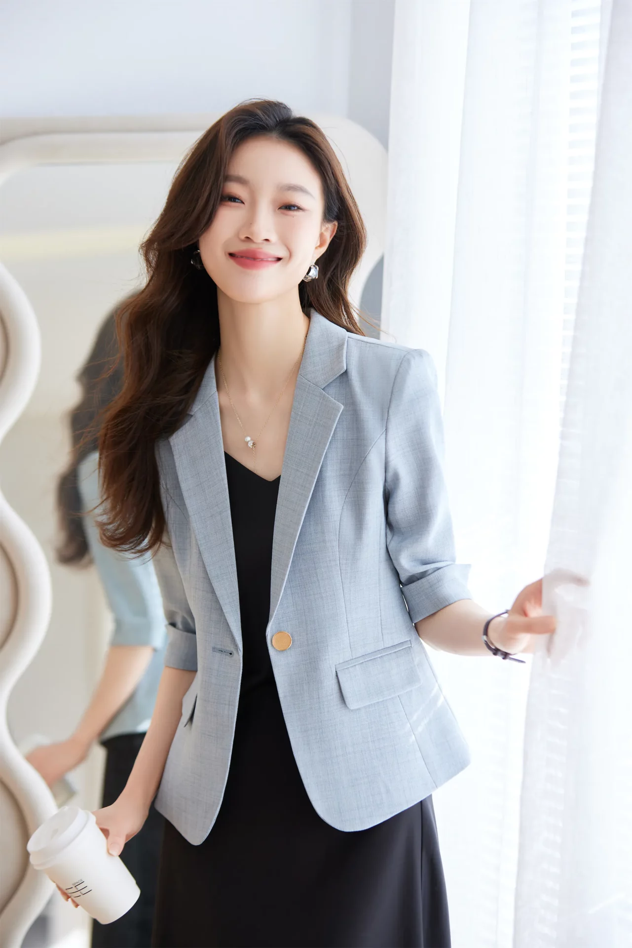 PN5002-6 เสื้อเบลเซอร์ผู้หญิงสีเทาอบฟ้าปกป้านแต่งกระดุมทองแขนสามส่วน