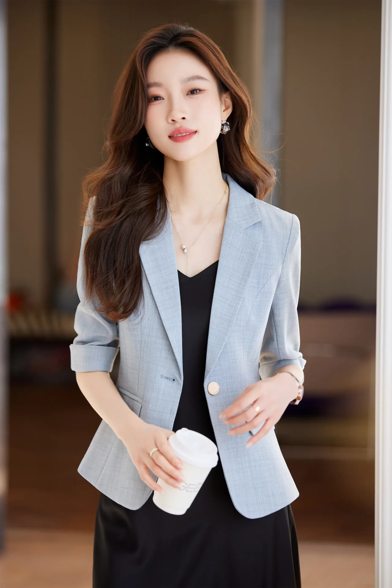PN5002-8 เสื้อเบลเซอร์ผู้หญิงสีเทาอบฟ้าปกป้านแต่งกระดุมทองแขนสามส่วน