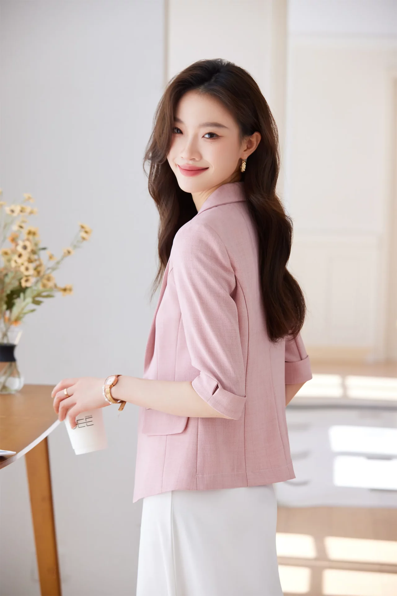 PN5003-6 เสื้อเบลเซอร์ผู้หญิงสีชมพูปกป้านแต่งกระดุมทองแขนสามส่วน