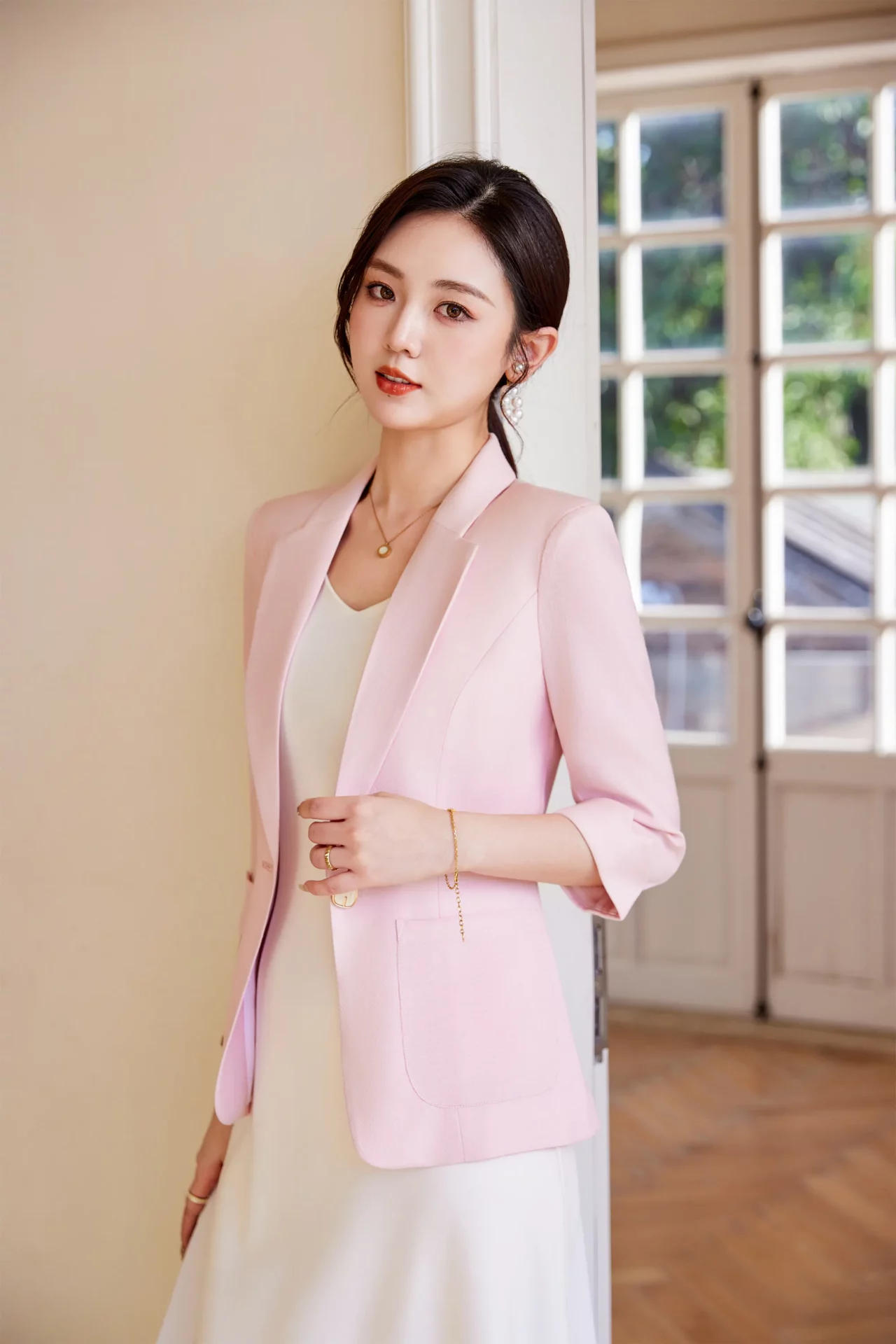PN5004-10 เสื้อเบลเซอร์ผู้หญิงสีชมพูปกป้านแต่งกระดุมแขนห้าส่วน