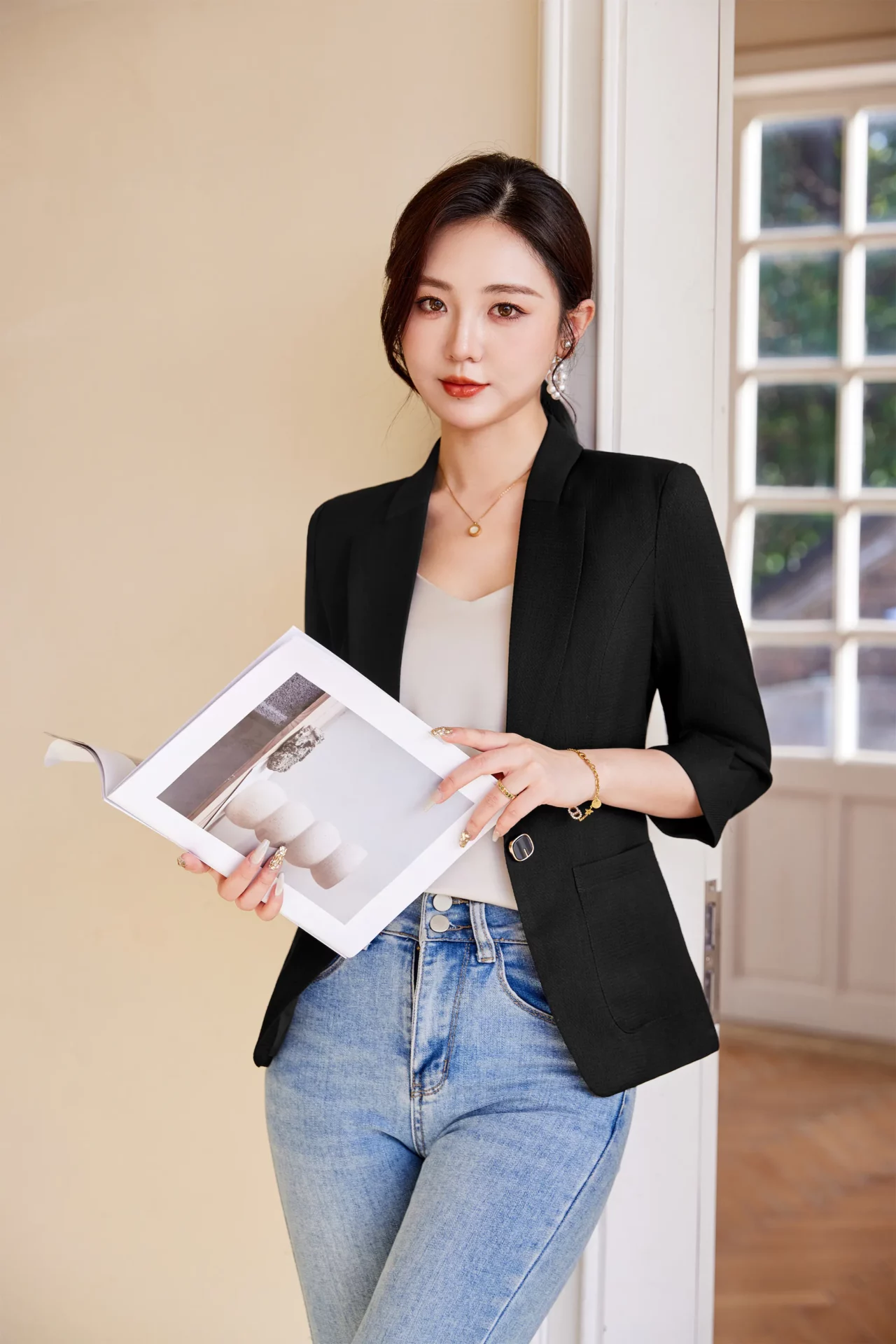 PN5005-3 เสื้อเบลเซอร์ผู้หญิงสีดำปกป้านแต่งกระดุมแขนห้าส่วน