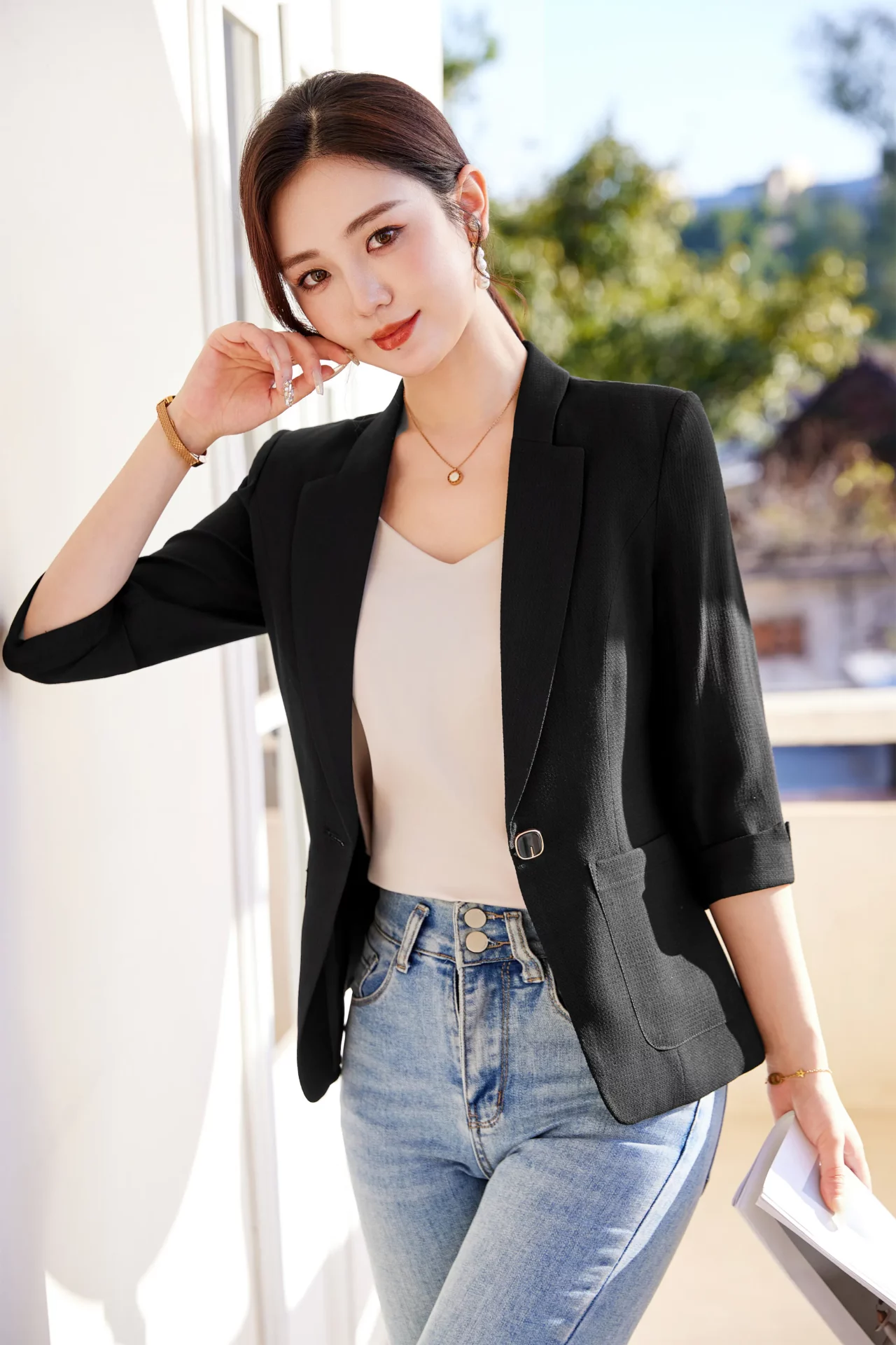 PN5005-4 เสื้อเบลเซอร์ผู้หญิงสีดำปกป้านแต่งกระดุมแขนห้าส่วน