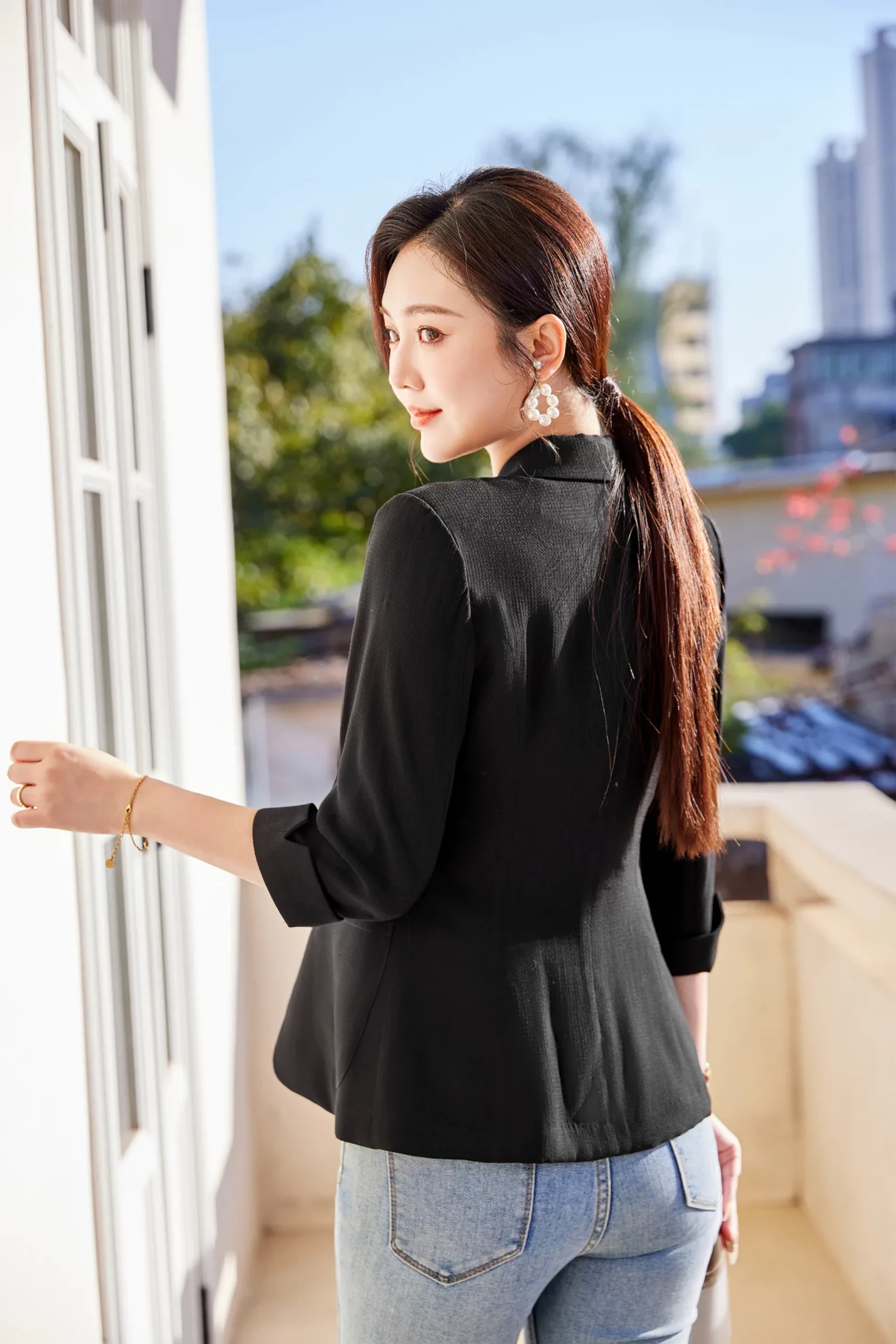 PN5005-7 เสื้อเบลเซอร์ผู้หญิงสีดำปกป้านแต่งกระดุมแขนห้าส่วน