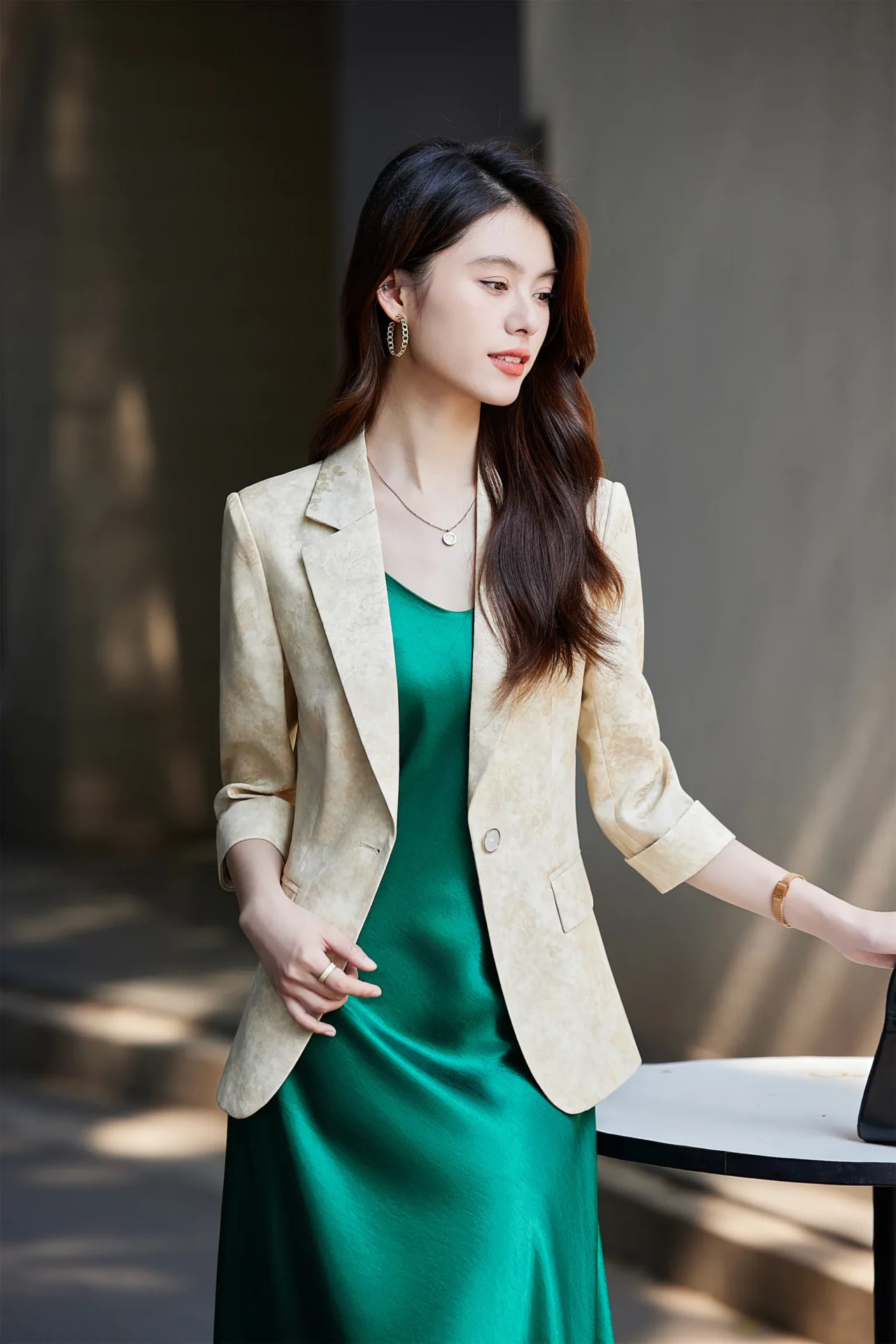 PN5011-1 เสื้อเบลเซอร์ผู้หญิงสีเบจปกป้านแต่งพิมพ์ลายแขนห้าส่วน