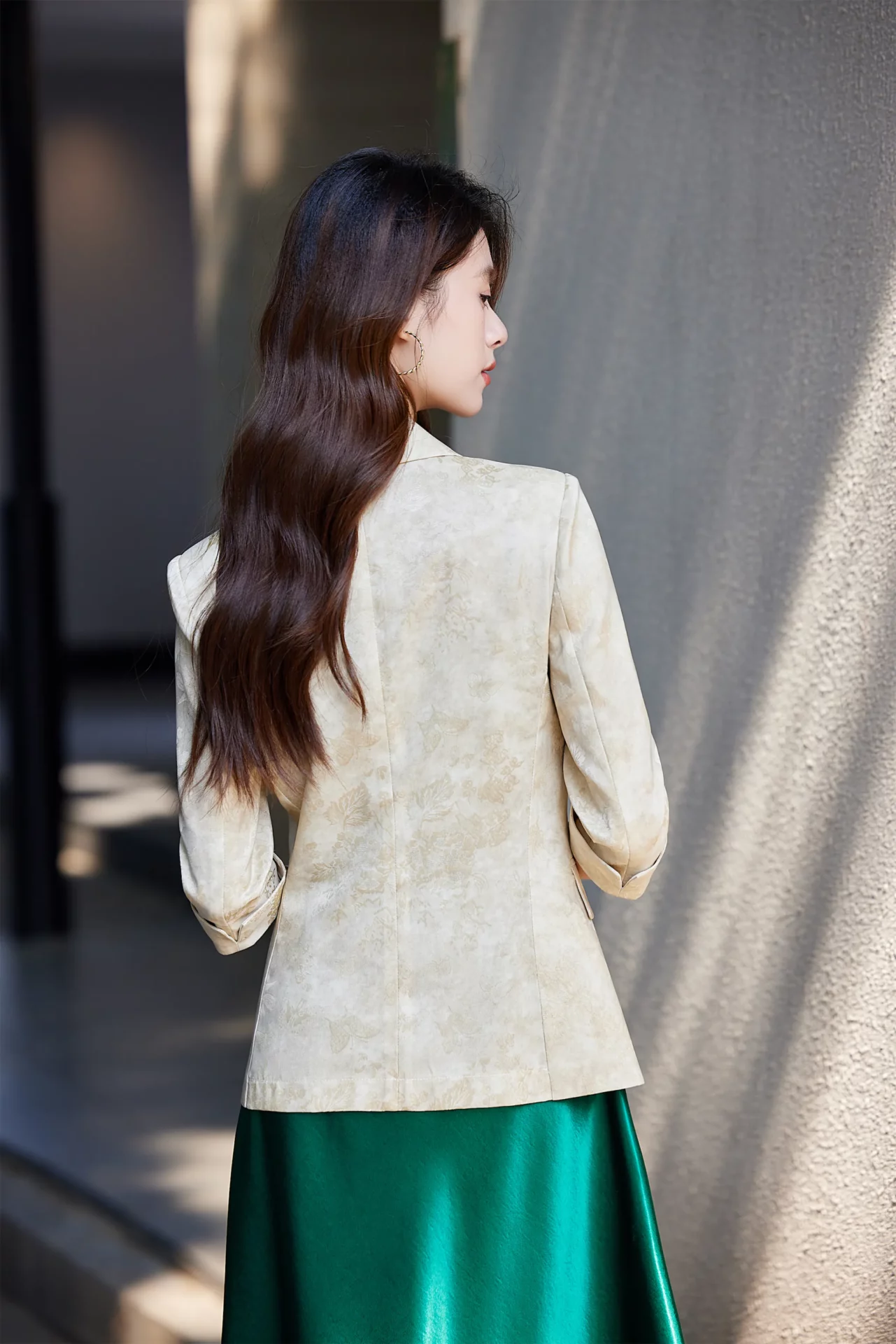PN5011-10 เสื้อเบลเซอร์ผู้หญิงสีเบจปกป้านแต่งพิมพ์ลายแขนห้าส่วน