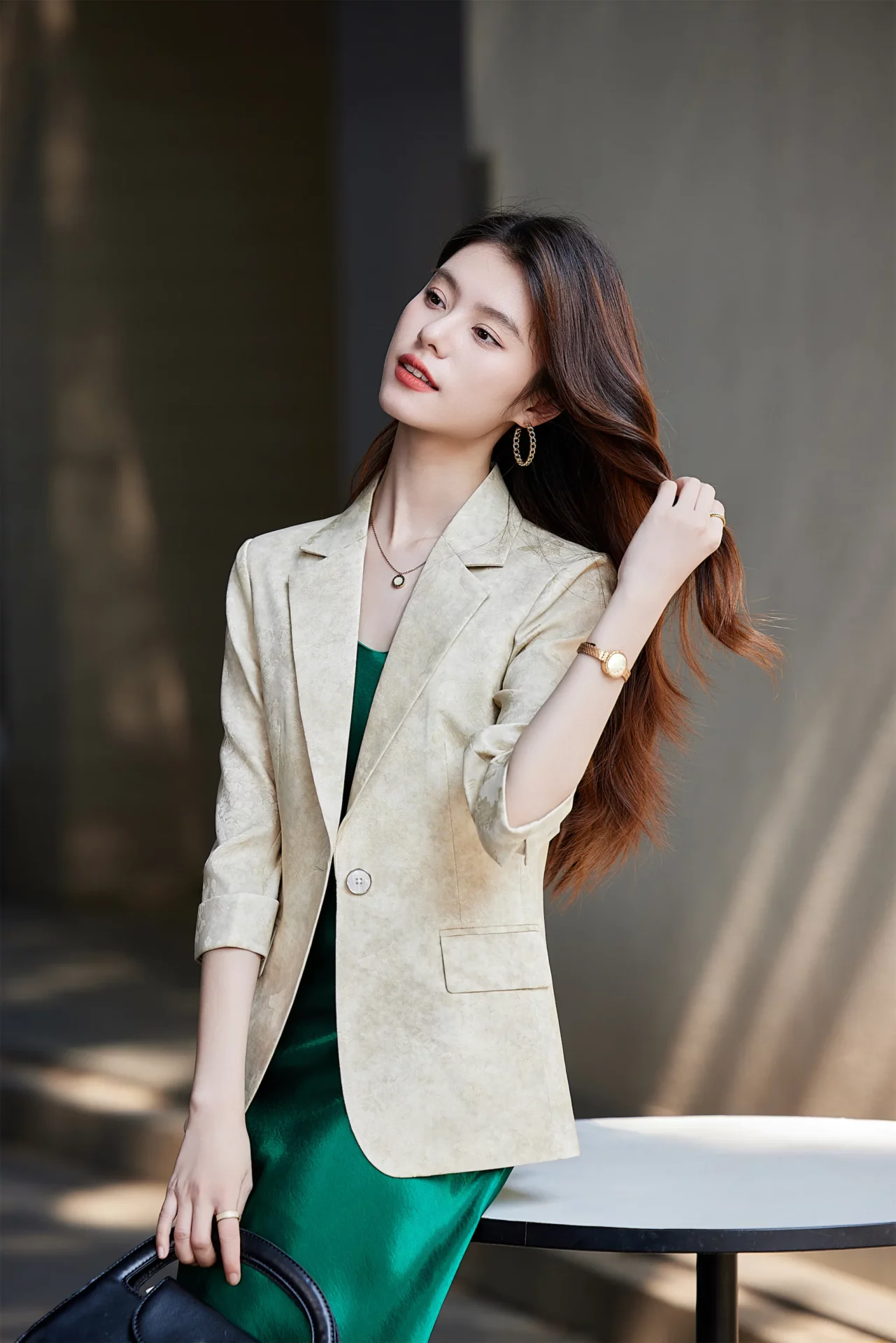 PN5011-2 เสื้อเบลเซอร์ผู้หญิงสีเบจปกป้านแต่งพิมพ์ลายแขนห้าส่วน