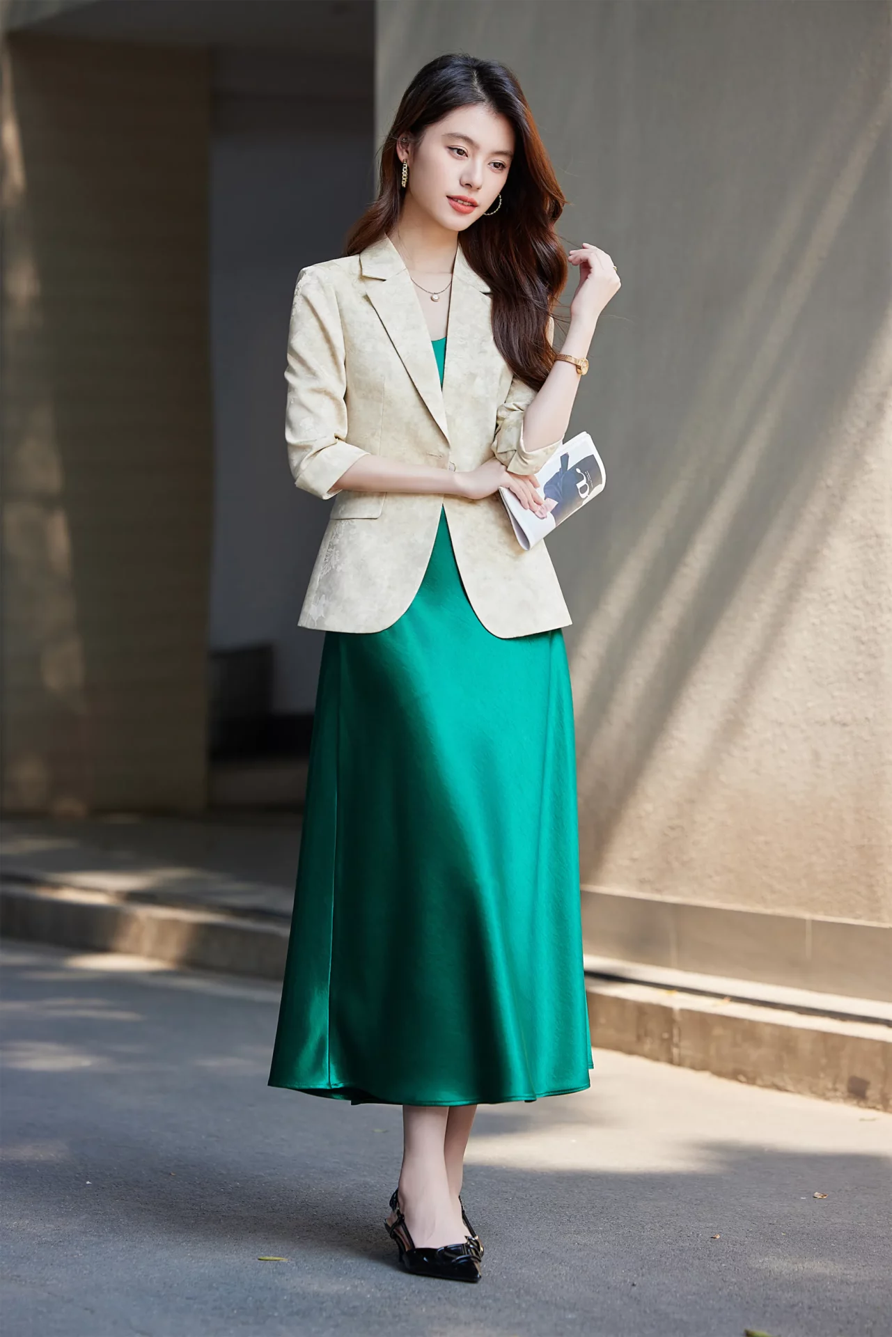 PN5011-4 เสื้อเบลเซอร์ผู้หญิงสีเบจปกป้านแต่งพิมพ์ลายแขนห้าส่วน