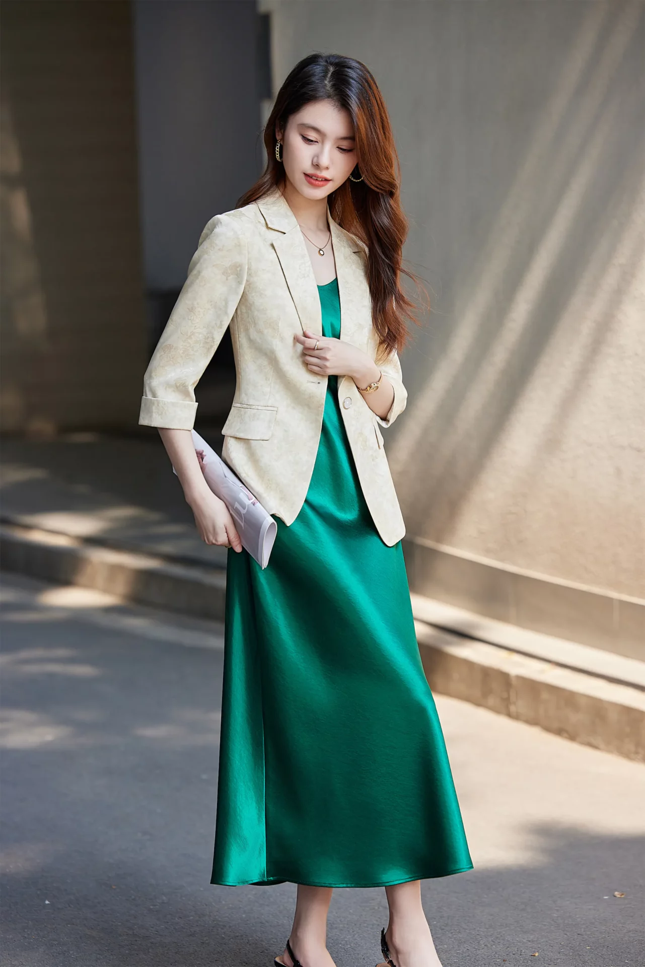 PN5011-5 เสื้อเบลเซอร์ผู้หญิงสีเบจปกป้านแต่งพิมพ์ลายแขนห้าส่วน