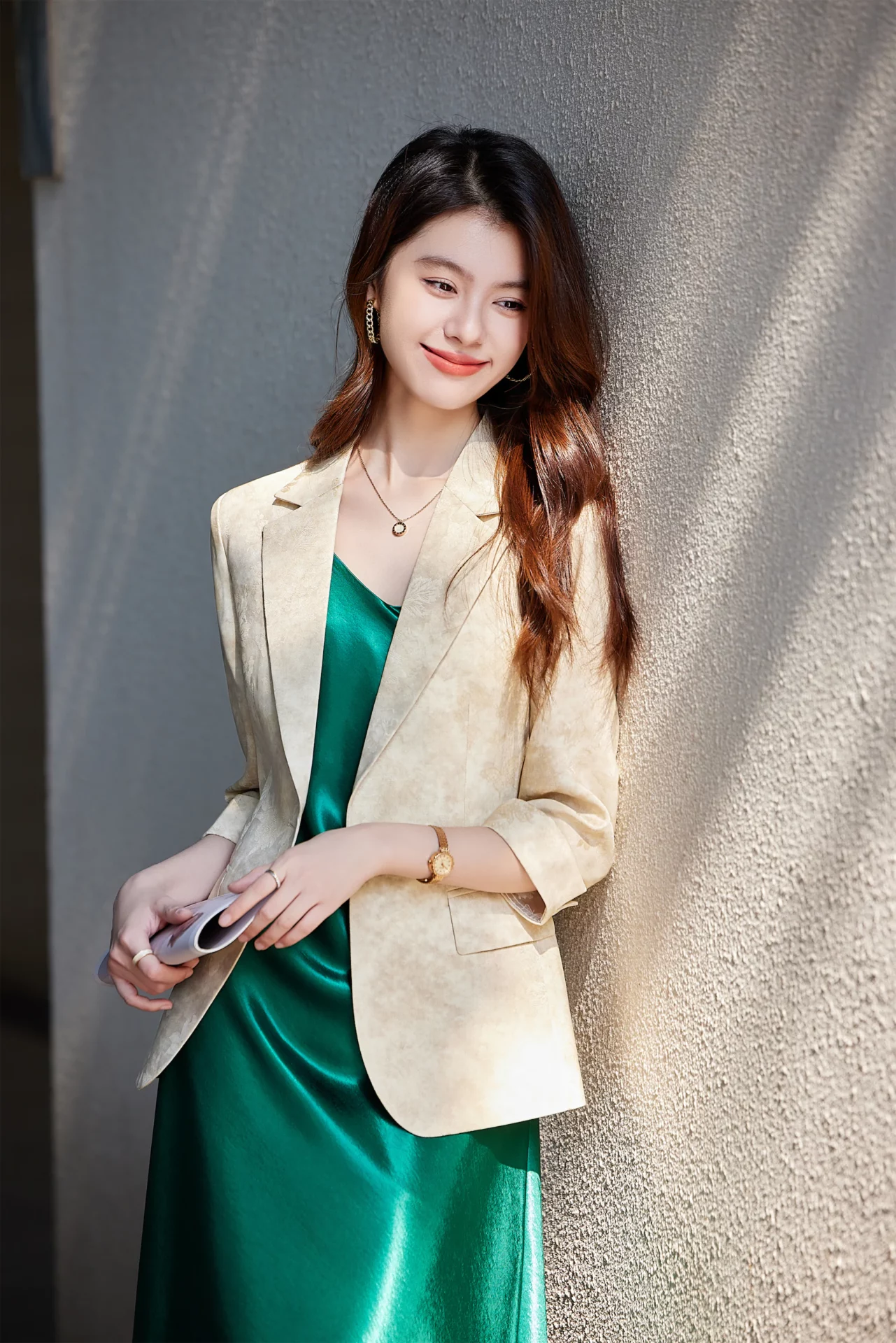 PN5011-6 เสื้อเบลเซอร์ผู้หญิงสีเบจปกป้านแต่งพิมพ์ลายแขนห้าส่วน