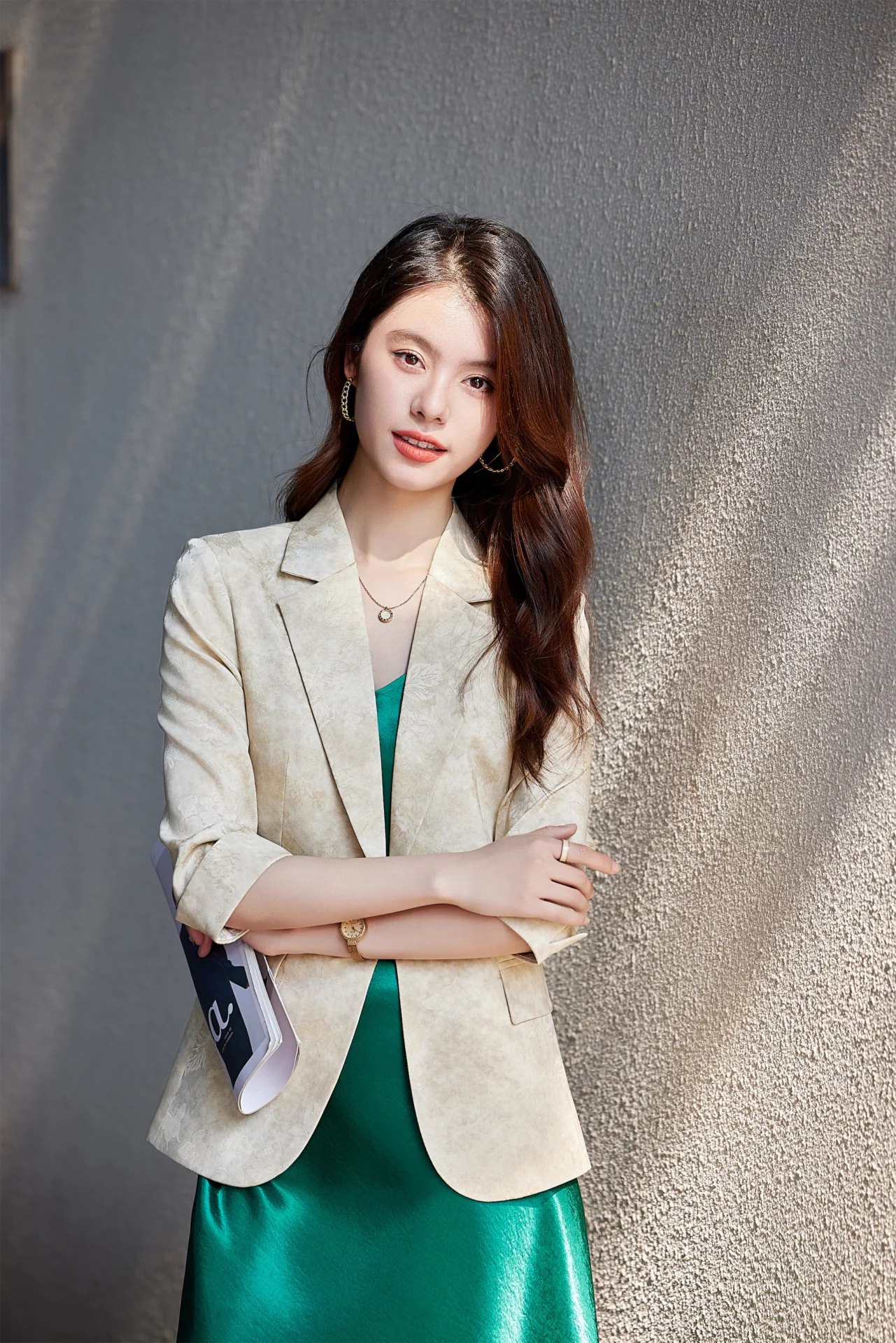 PN5011-7 เสื้อเบลเซอร์ผู้หญิงสีเบจปกป้านแต่งพิมพ์ลายแขนห้าส่วน