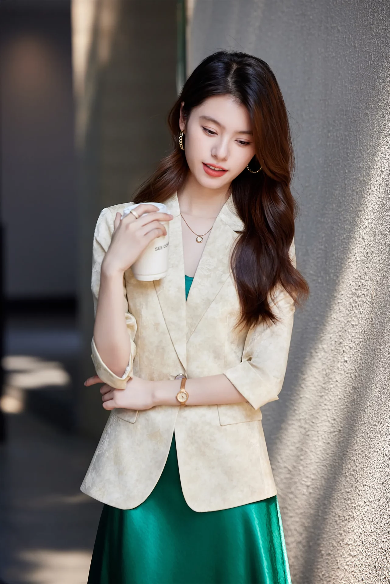 PN5011-9 เสื้อเบลเซอร์ผู้หญิงสีเบจปกป้านแต่งพิมพ์ลายแขนห้าส่วน