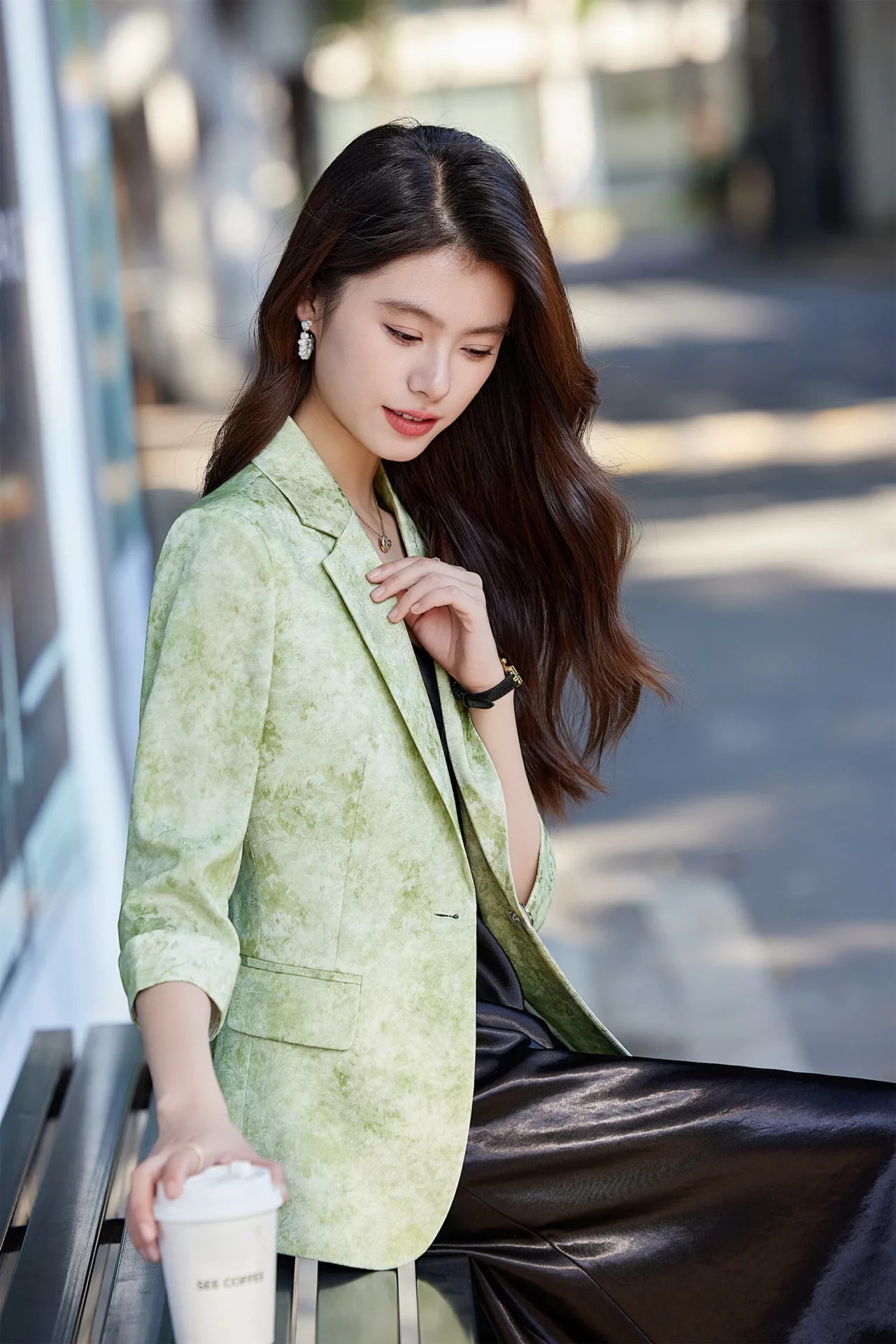 PN5012-1 เสื้อเบลเซอร์ผู้หญิงสีเขียวปกป้านแต่งพิมพ์ลายแขนห้าส่วน