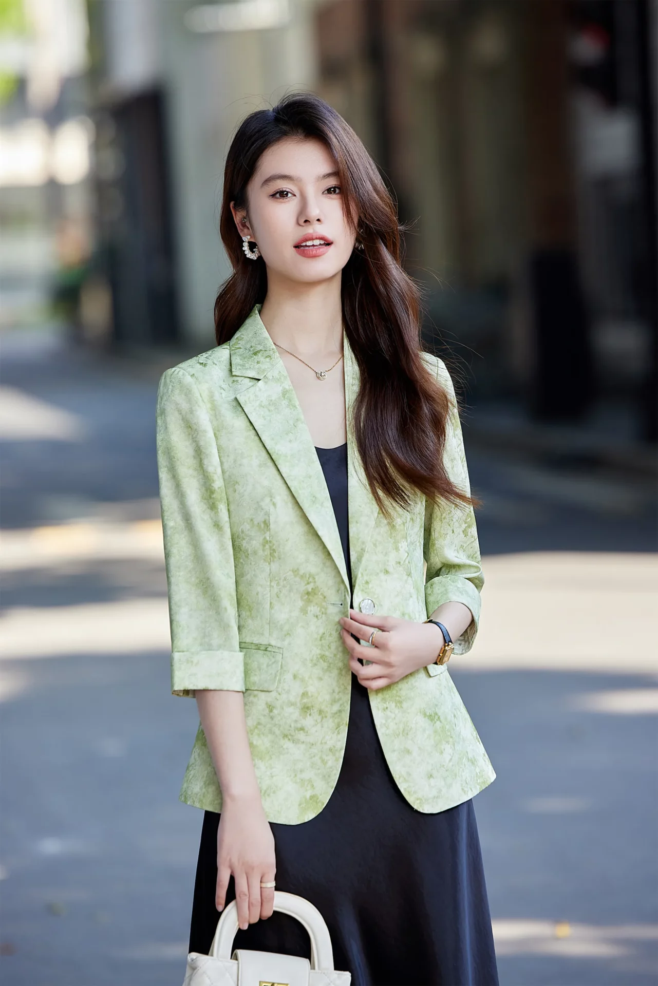 PN5012-2 เสื้อเบลเซอร์ผู้หญิงสีเขียวปกป้านแต่งพิมพ์ลายแขนห้าส่วน