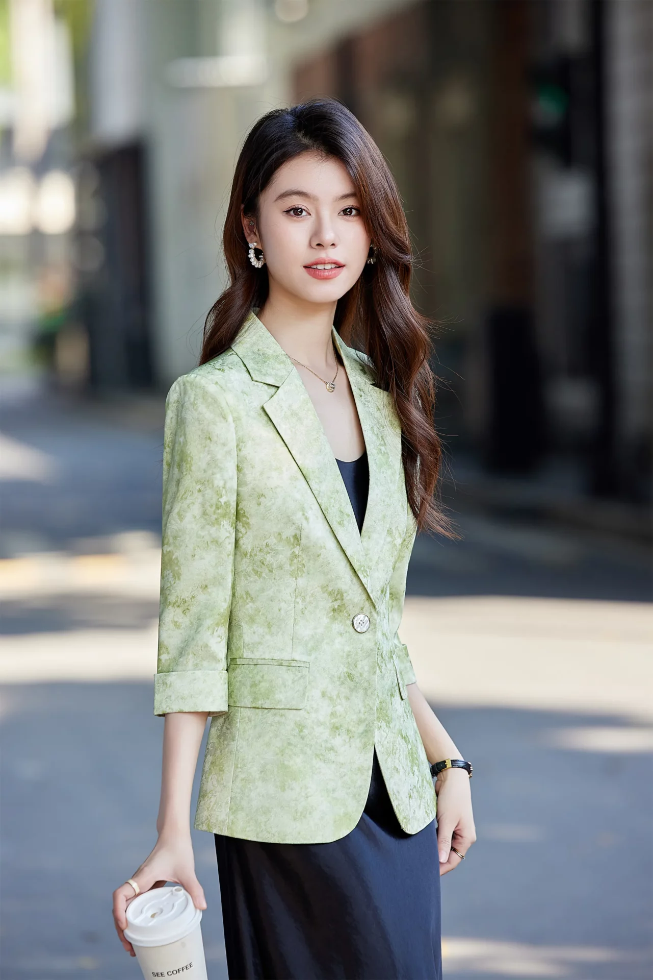 PN5012-7 เสื้อเบลเซอร์ผู้หญิงสีเขียวปกป้านแต่งพิมพ์ลายแขนห้าส่วน