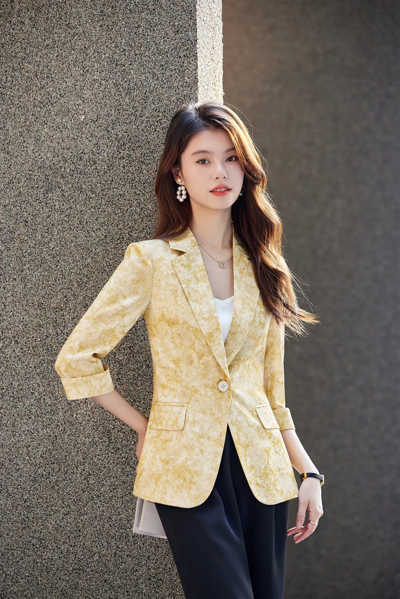 PN5013-10 เสื้อเบลเซอร์ผู้หญิงสีเหลืองปกป้านแต่งพิมพ์ลายแขนห้าส่วน