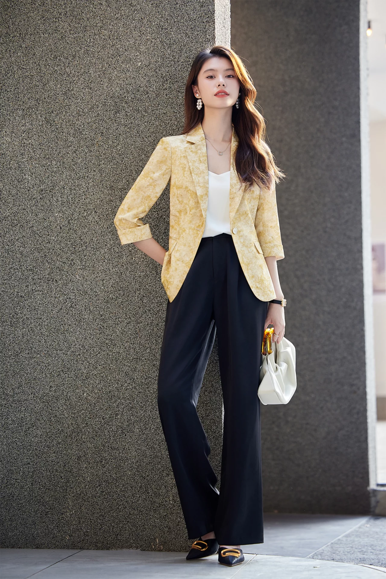 PN5013-5 เสื้อเบลเซอร์ผู้หญิงสีเหลืองปกป้านแต่งพิมพ์ลายแขนห้าส่วน