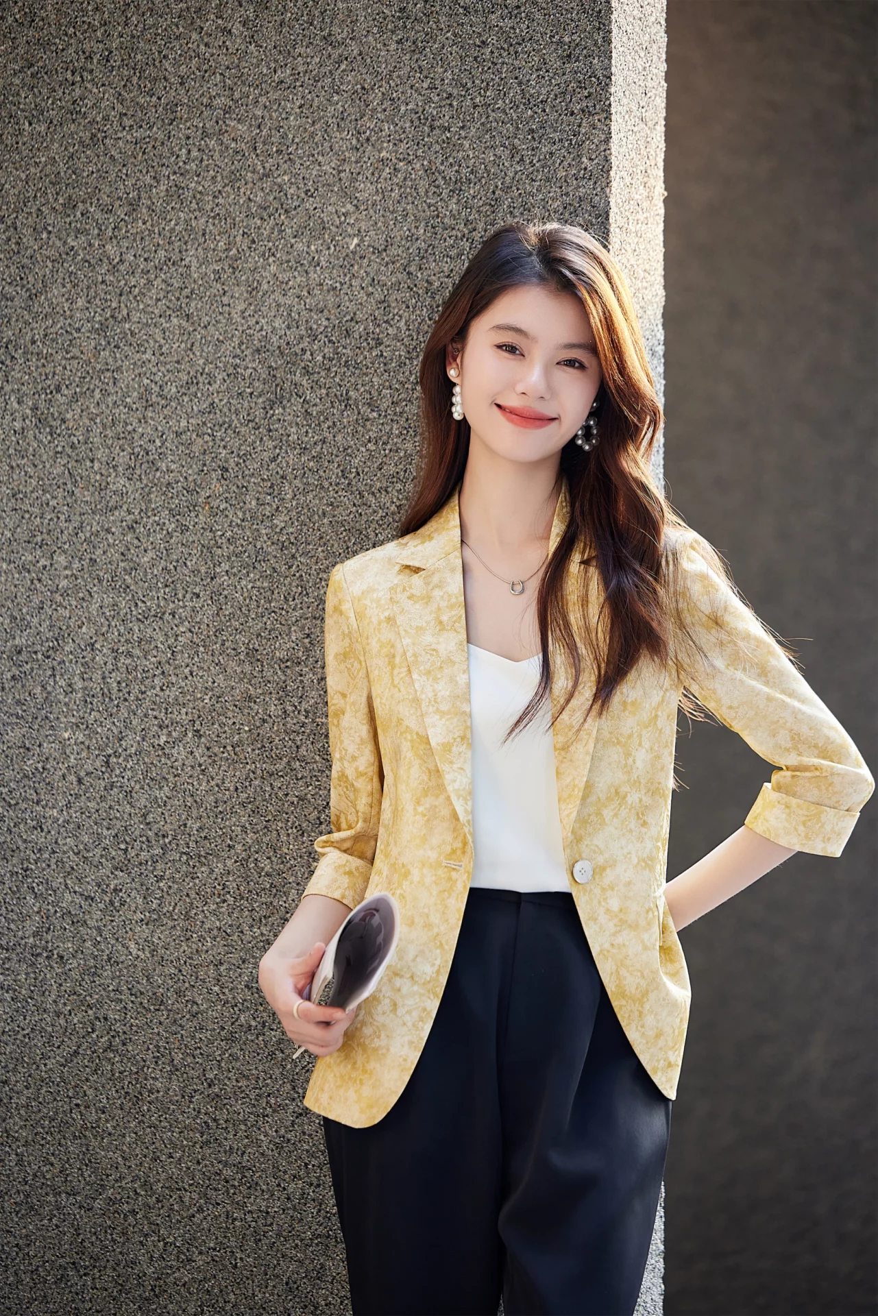PN5013-7 เสื้อเบลเซอร์ผู้หญิงสีเหลืองปกป้านแต่งพิมพ์ลายแขนห้าส่วน