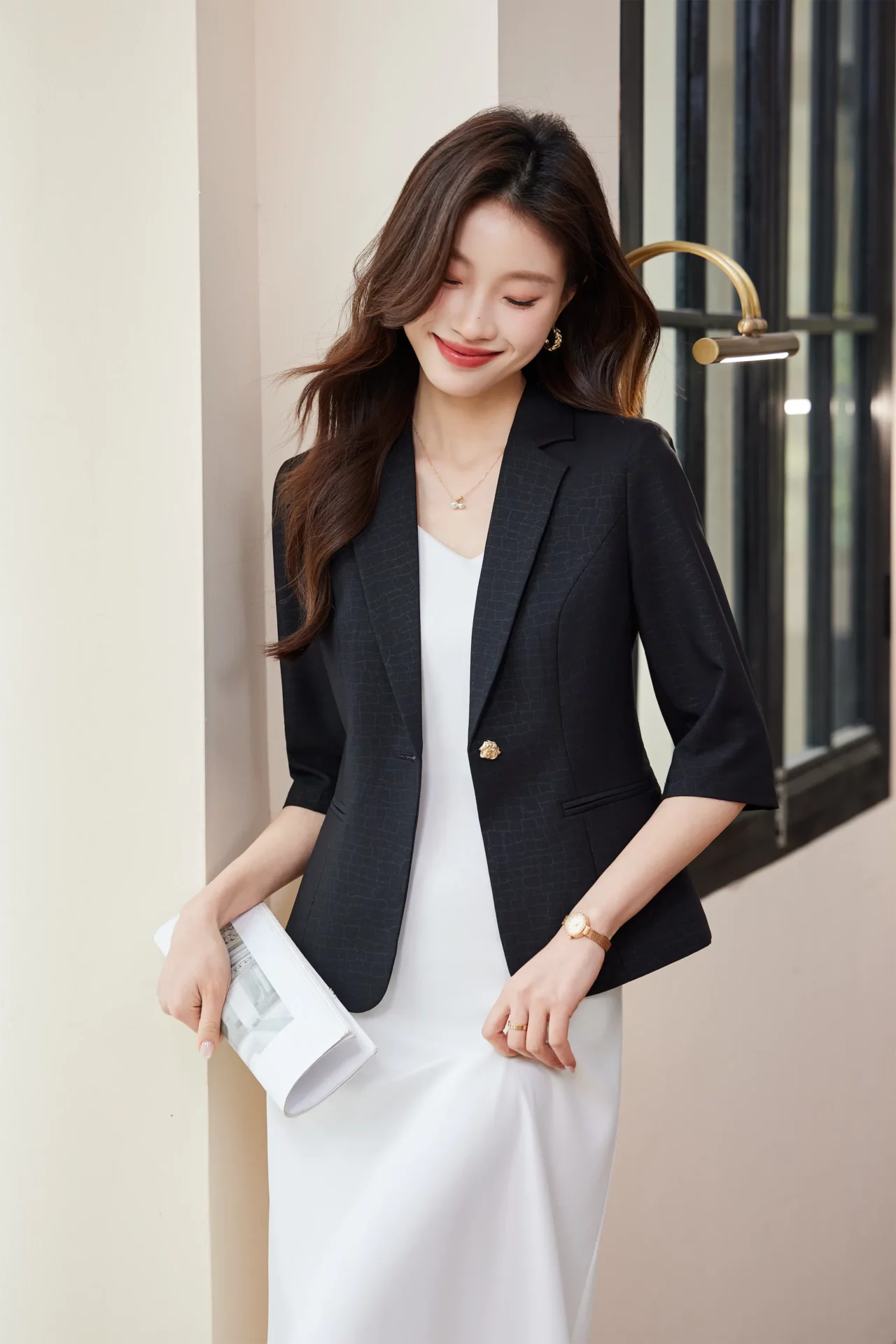 PN5014-4 เสื้อเบลเซอร์ผู้หญิงสีดำปกป้านแต่งกระดุมทองแขนสามส่วน