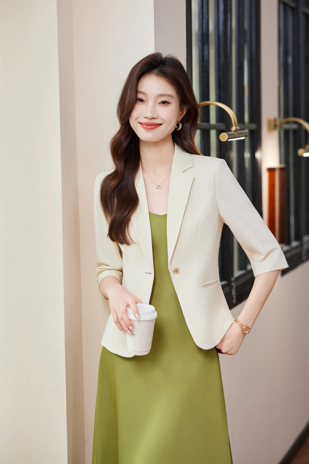 PN5016-1 เสื้อเบลเซอร์ผู้หญิงสีครีมปกป้านแต่งกระดุมทองแขนสามส่วน
