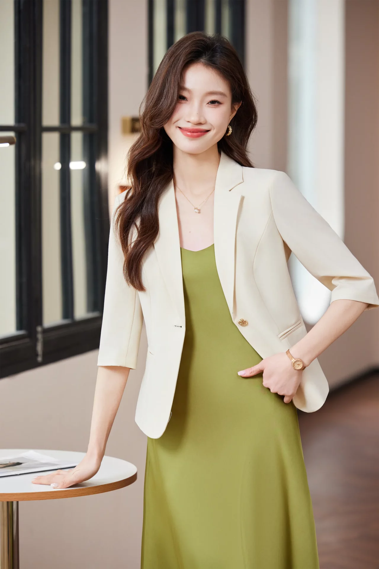 PN5016-10 เสื้อเบลเซอร์ผู้หญิงสีครีมปกป้านแต่งกระดุมทองแขนสามส่วน