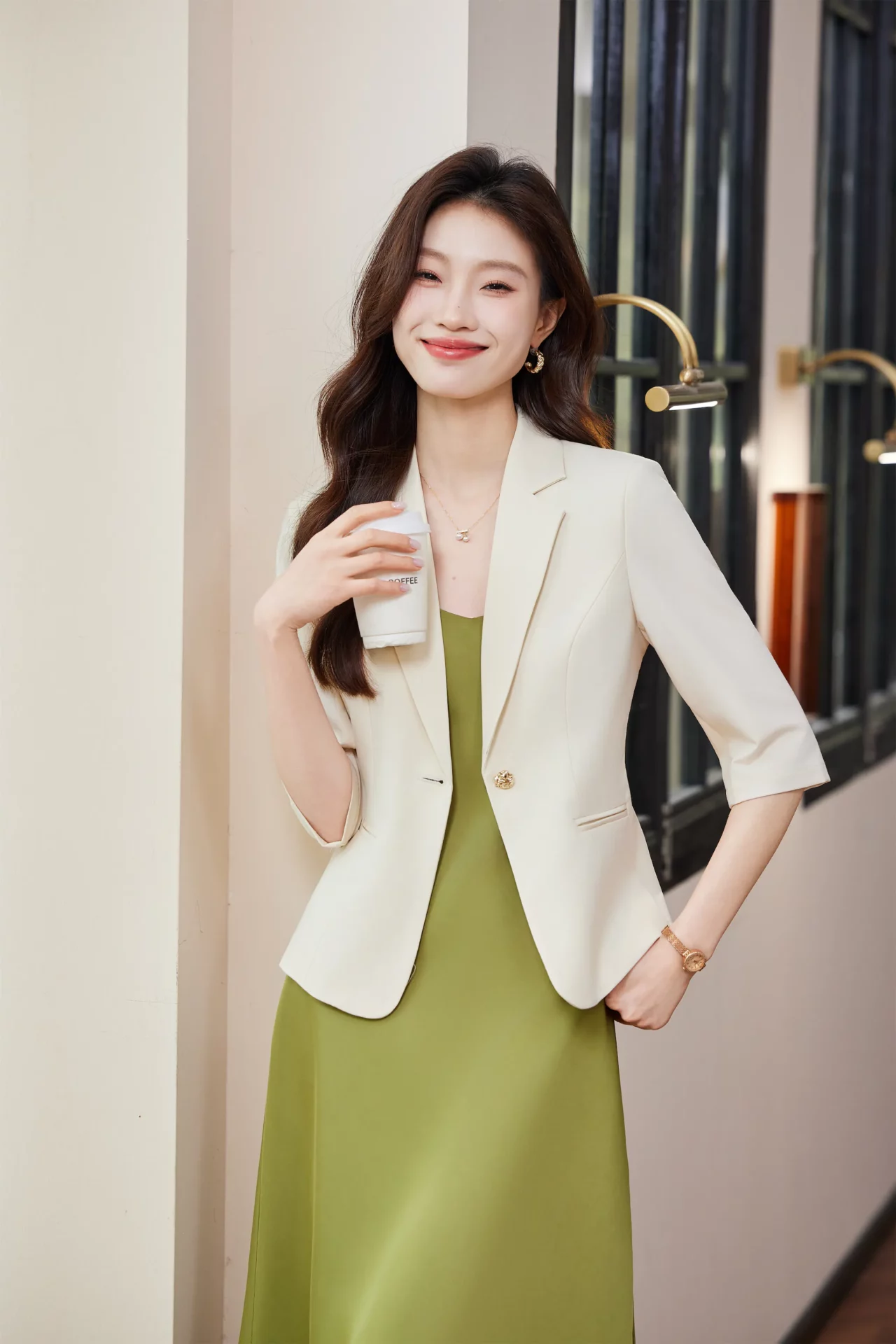 PN5016-2 เสื้อเบลเซอร์ผู้หญิงสีครีมปกป้านแต่งกระดุมทองแขนสามส่วน