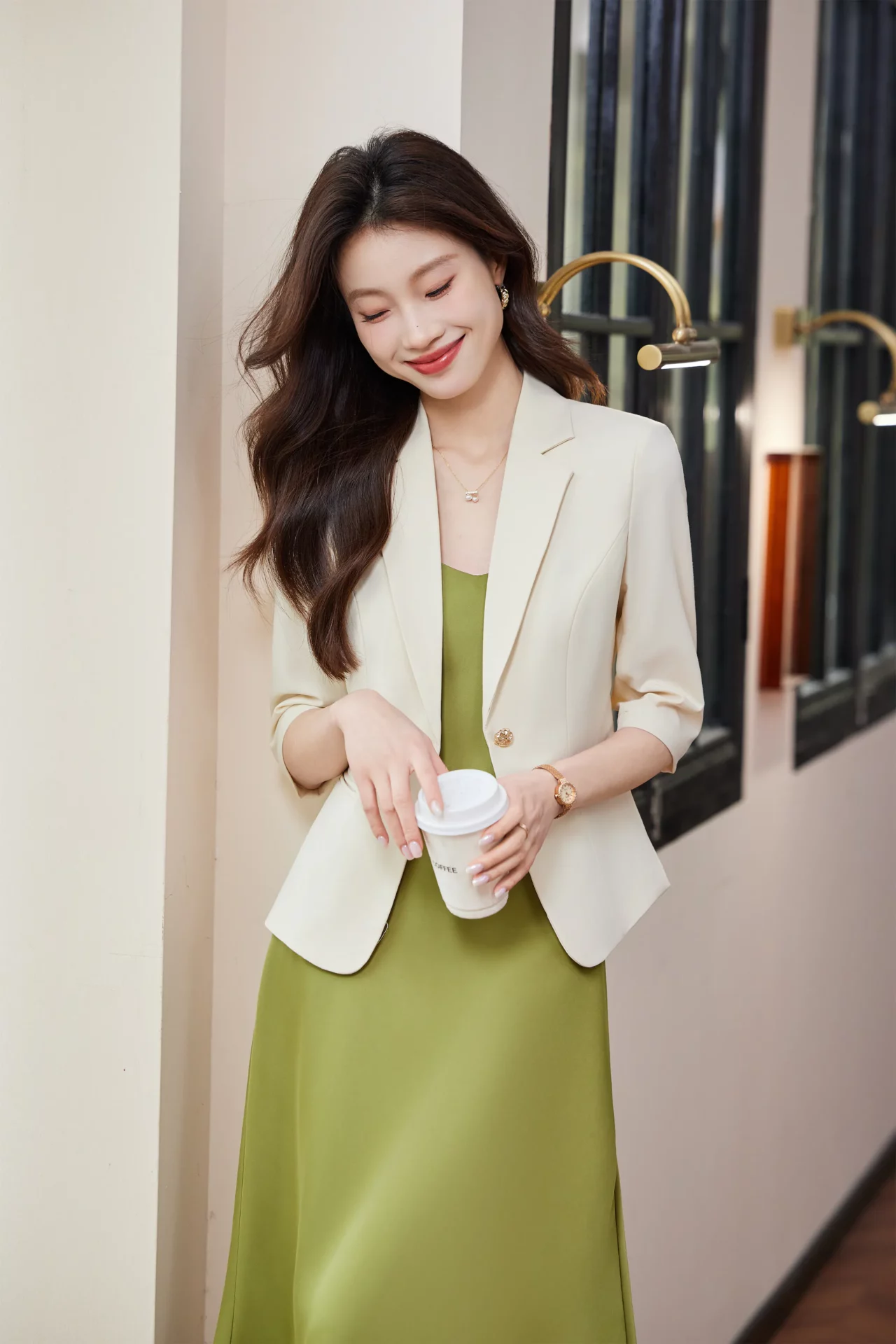 PN5016-3 เสื้อเบลเซอร์ผู้หญิงสีครีมปกป้านแต่งกระดุมทองแขนสามส่วน