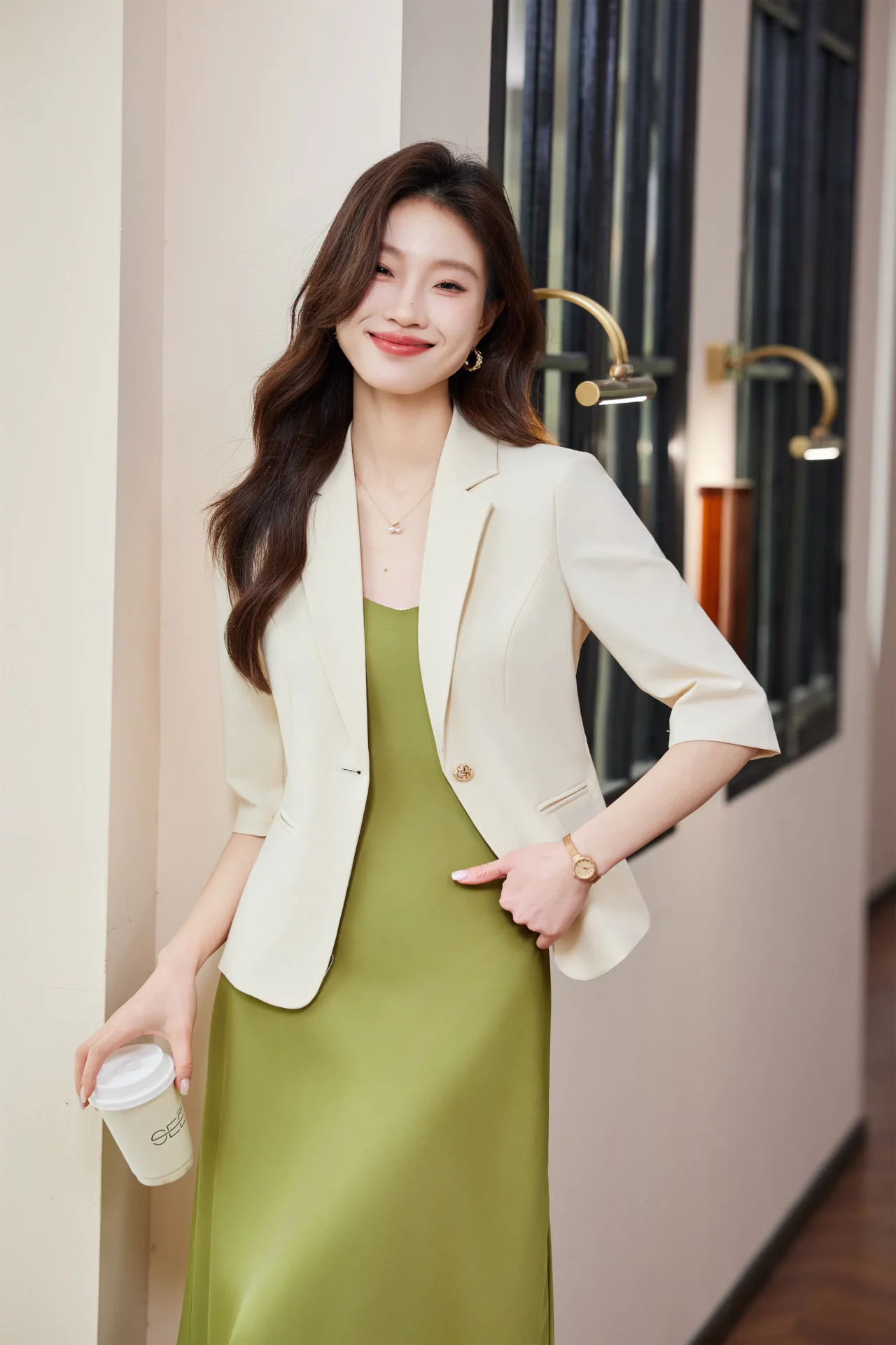 PN5016-4 เสื้อเบลเซอร์ผู้หญิงสีครีมปกป้านแต่งกระดุมทองแขนสามส่วน