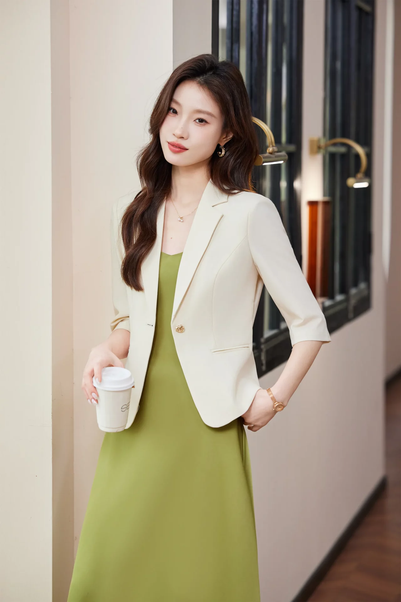 PN5016-5 เสื้อเบลเซอร์ผู้หญิงสีครีมปกป้านแต่งกระดุมทองแขนสามส่วน