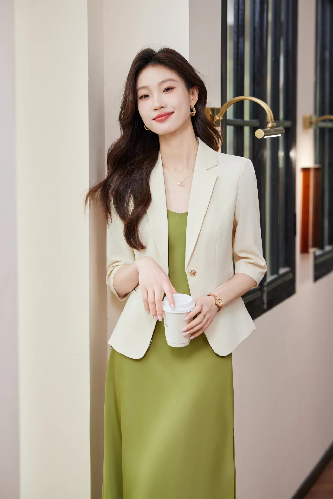 PN5016-6 เสื้อเบลเซอร์ผู้หญิงสีครีมปกป้านแต่งกระดุมทองแขนสามส่วน
