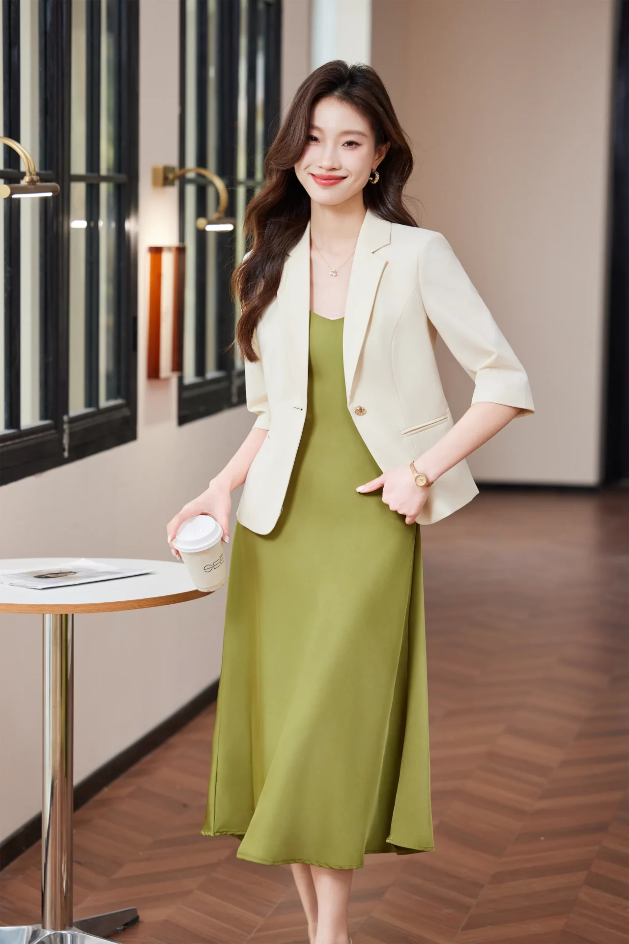 PN5016-8 เสื้อเบลเซอร์ผู้หญิงสีครีมปกป้านแต่งกระดุมทองแขนสามส่วน