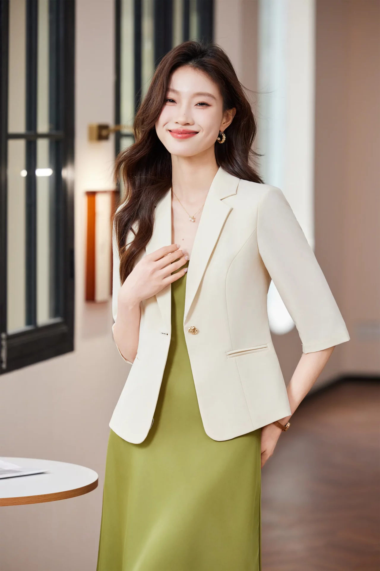 PN5016-9 เสื้อเบลเซอร์ผู้หญิงสีครีมปกป้านแต่งกระดุมทองแขนสามส่วน