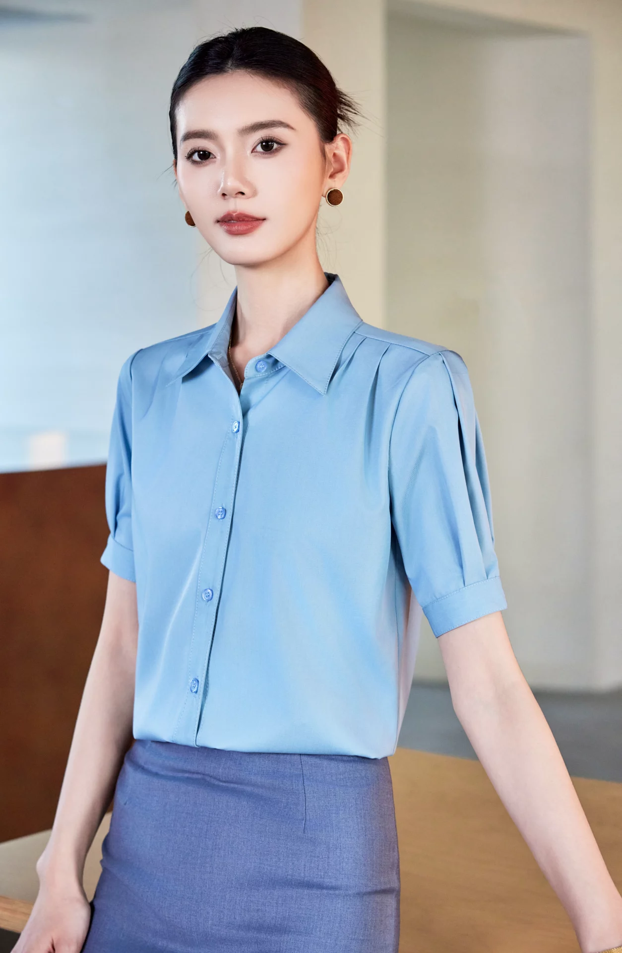 PN5020-1 เสื้อเชิ้ตทำงานผู้หญิงสีเทาอมฟ้าคอปกแต่งจีบแขนสั้น