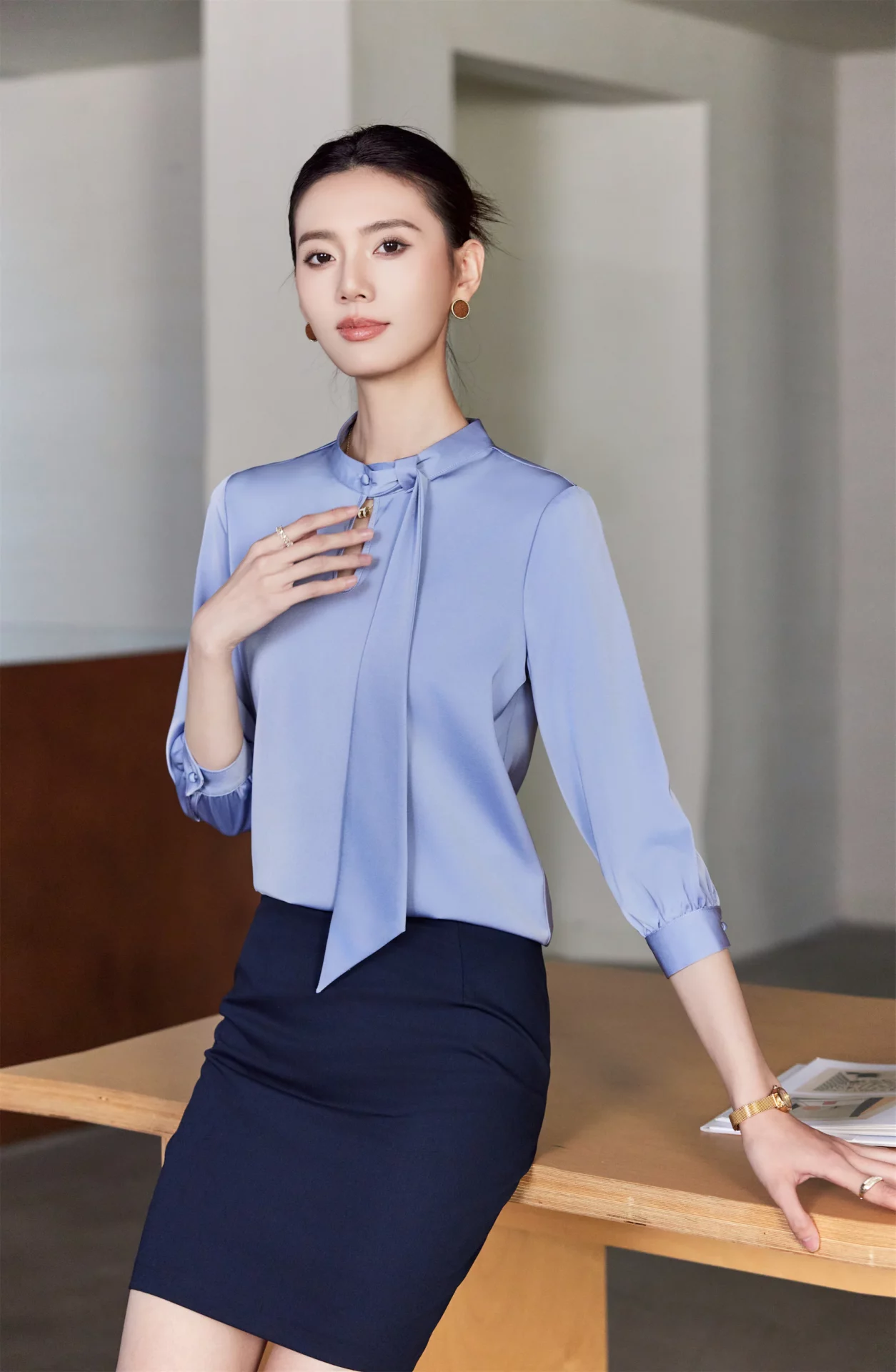 PN5023-2 เสื้อเชิ้ตทำงานผู้หญิงสีเทาฟ้าคอปกแต่งจีบแขนห้าส่วน