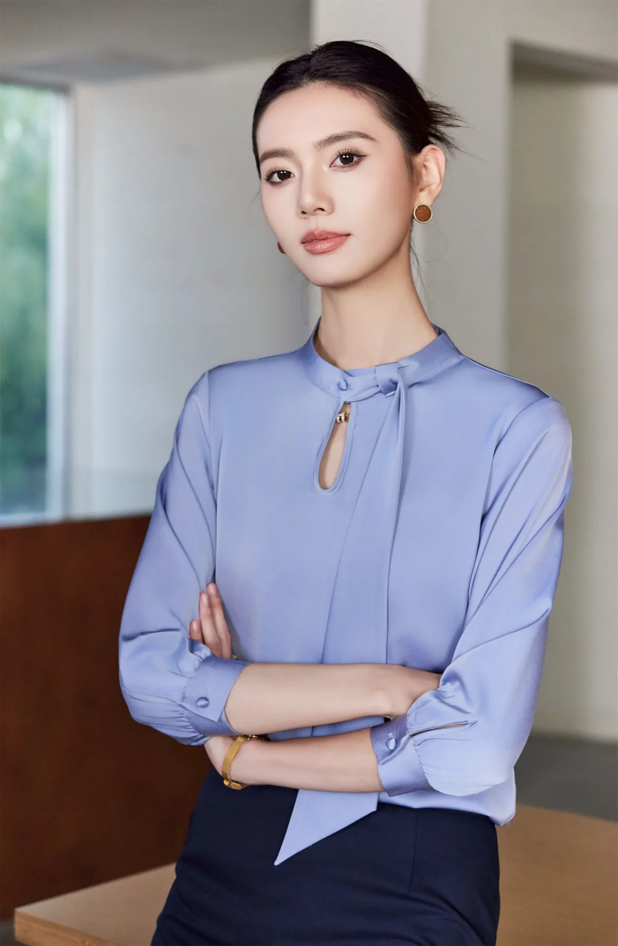 PN5023-3 เสื้อเชิ้ตทำงานผู้หญิงสีเทาฟ้าคอปกแต่งจีบแขนห้าส่วน