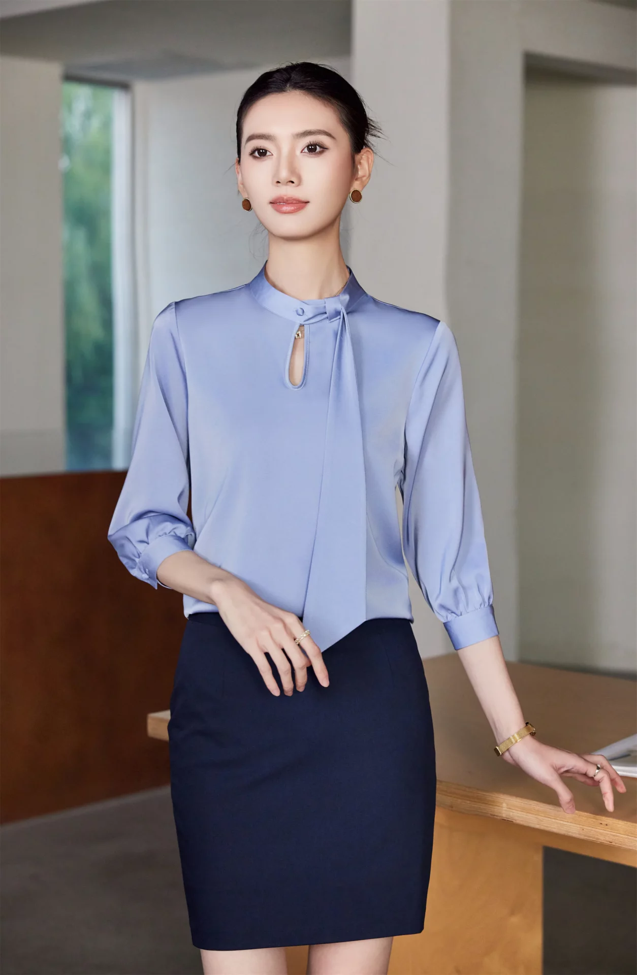 PN5023-4 เสื้อเชิ้ตทำงานผู้หญิงสีเทาฟ้าคอปกแต่งจีบแขนห้าส่วน