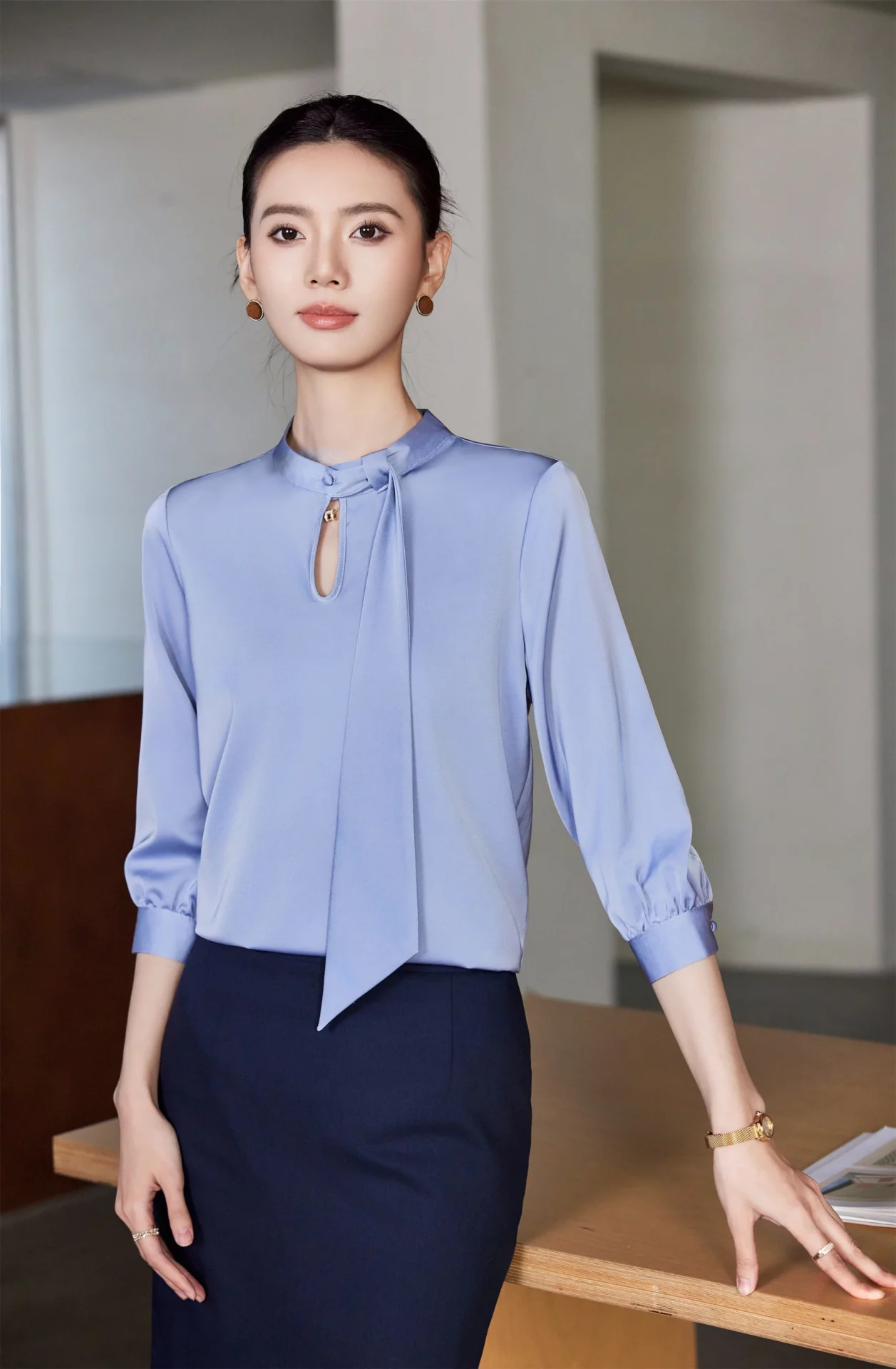 PN5023-6 เสื้อเชิ้ตทำงานผู้หญิงสีเทาฟ้าคอปกแต่งจีบแขนห้าส่วน