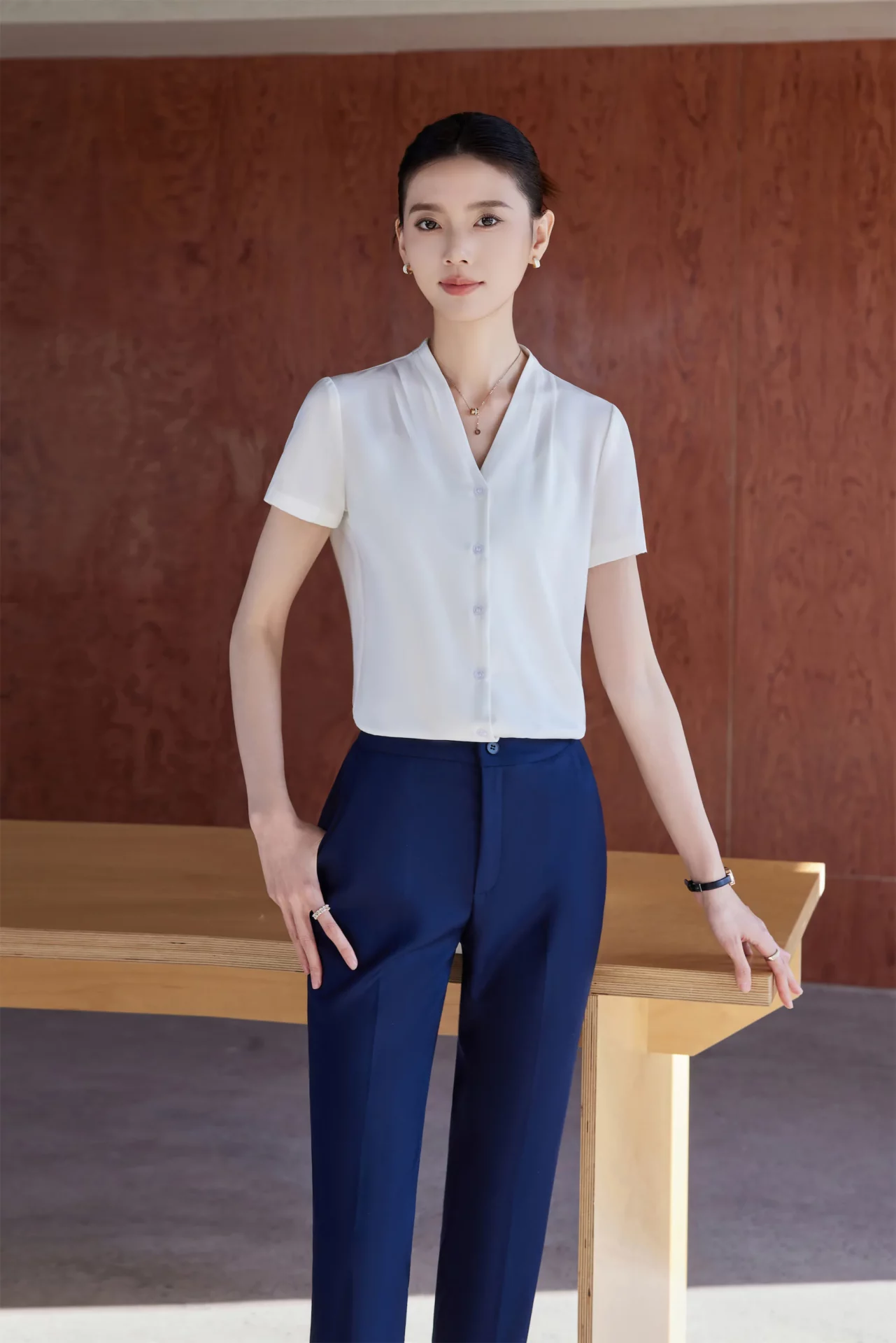 PN5024-5 เสื้อเชิ้ตทำงานผู้หญิงสีขาวคอวีแขนสั้น